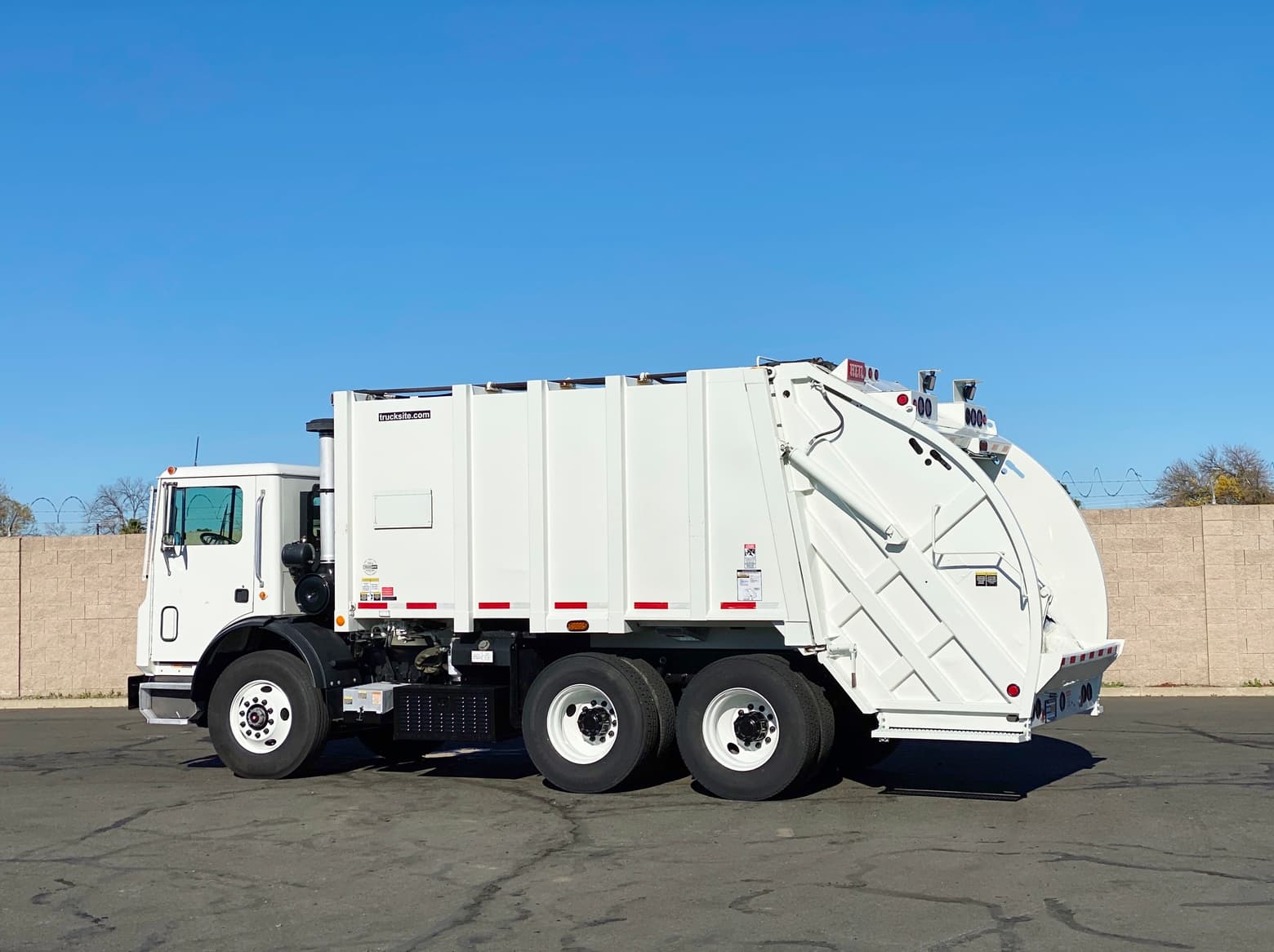2005 Mack MR688S Heil Formula 4000 Rear Load Packer Garbage Truck