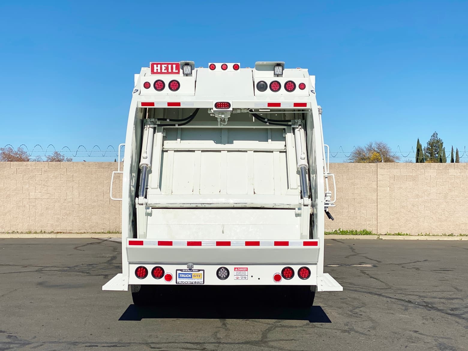 2005 Mack MR688S Heil Formula 4000 Rear Load Packer Garbage Truck