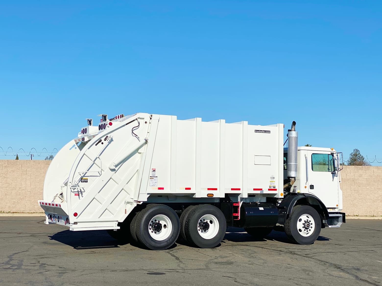 2005 Mack MR688S Heil Formula 4000 Rear Load Packer Garbage Truck