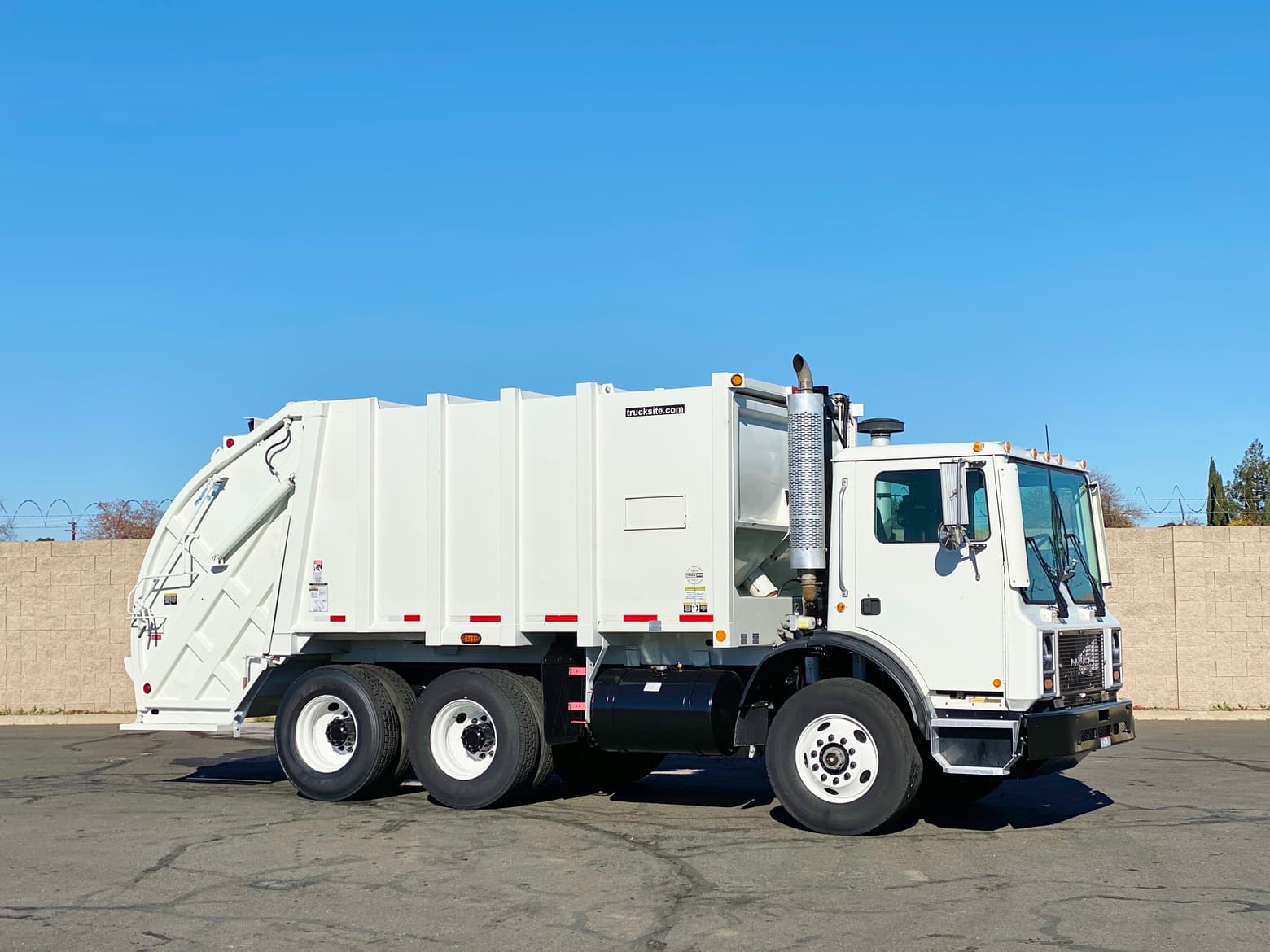 2005 Mack MR688S Heil Formula 4000 Rear Load Packer Garbage Truck
