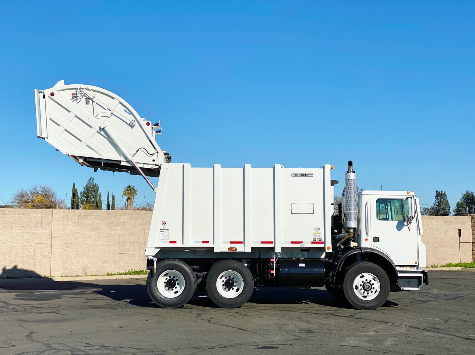 2005 Mack MR688S Heil Formula 4000 Rear Load Packer Garbage Truck