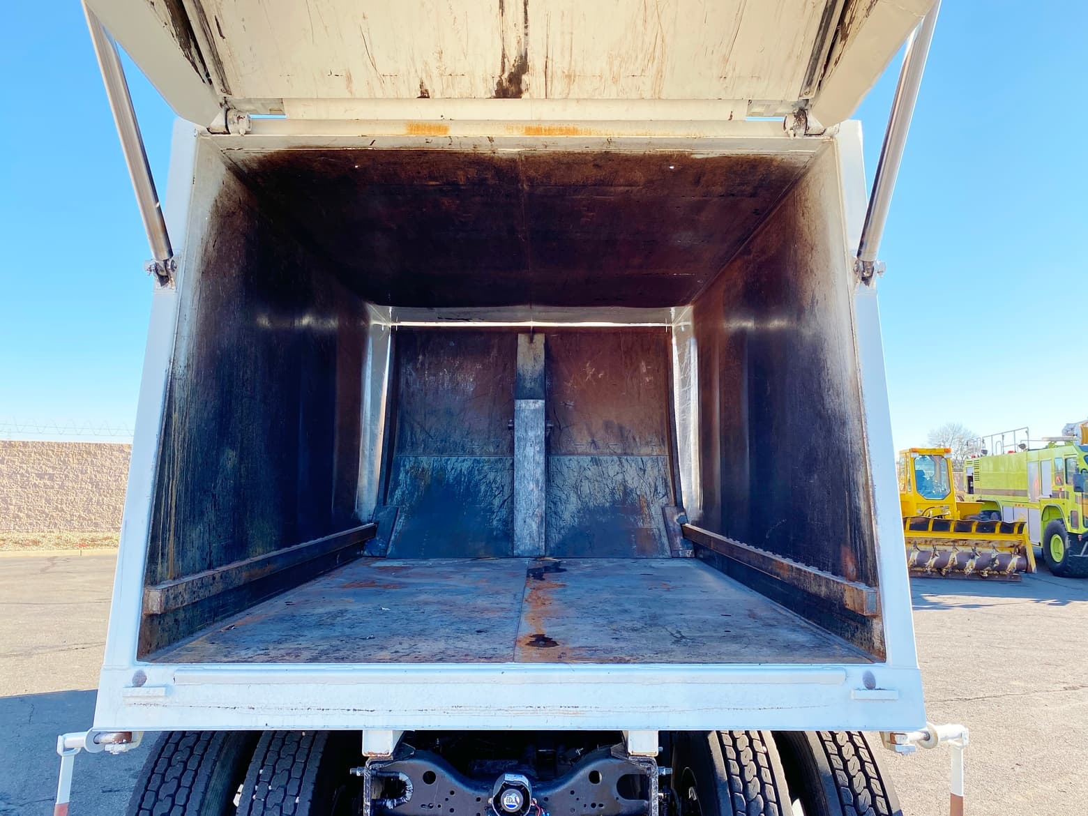 2005 Mack MR688S Heil Formula 4000 Rear Load Packer Garbage Truck