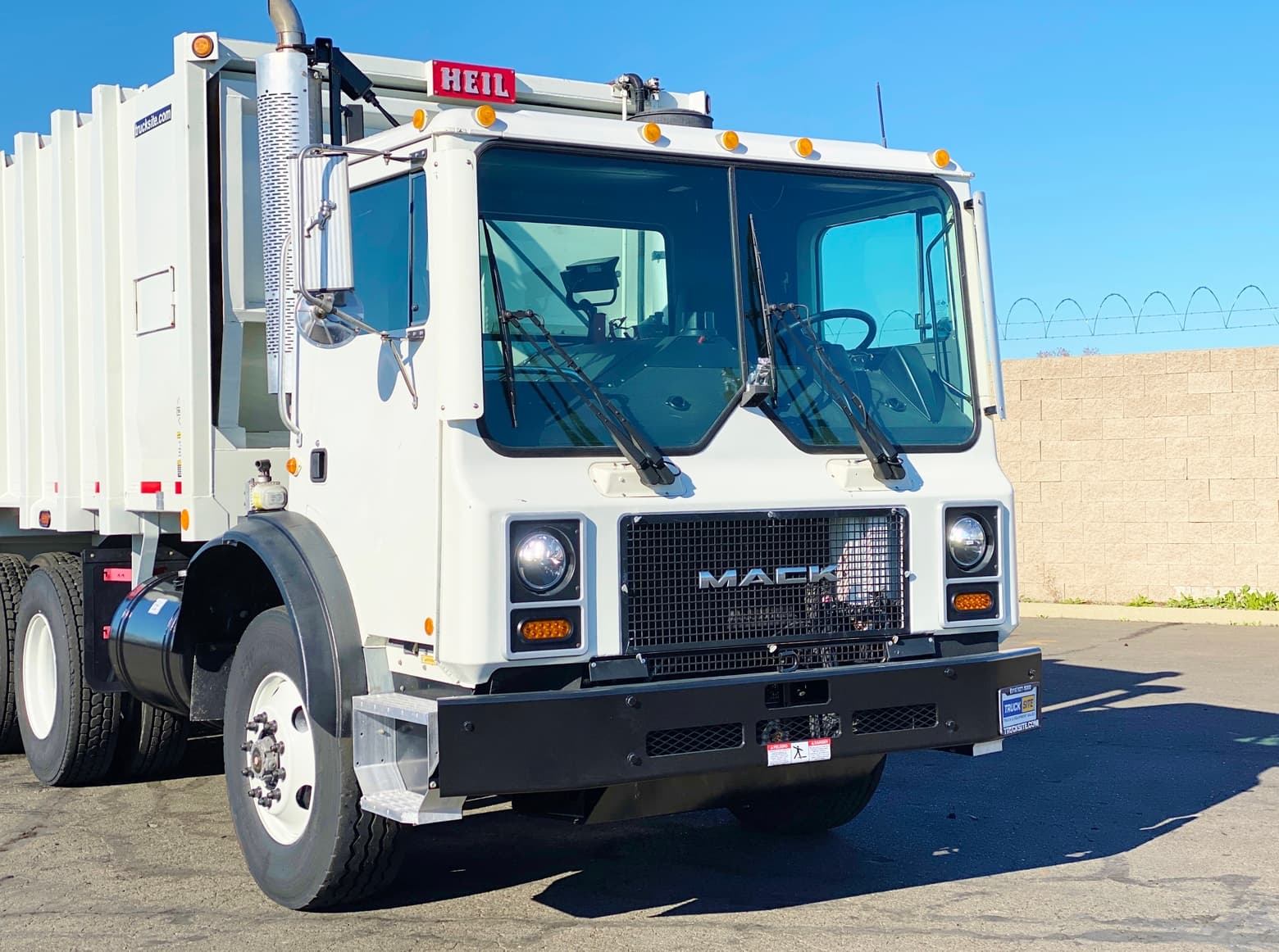 2005 Mack MR688S Heil Formula 4000 Rear Load Packer Garbage Truck