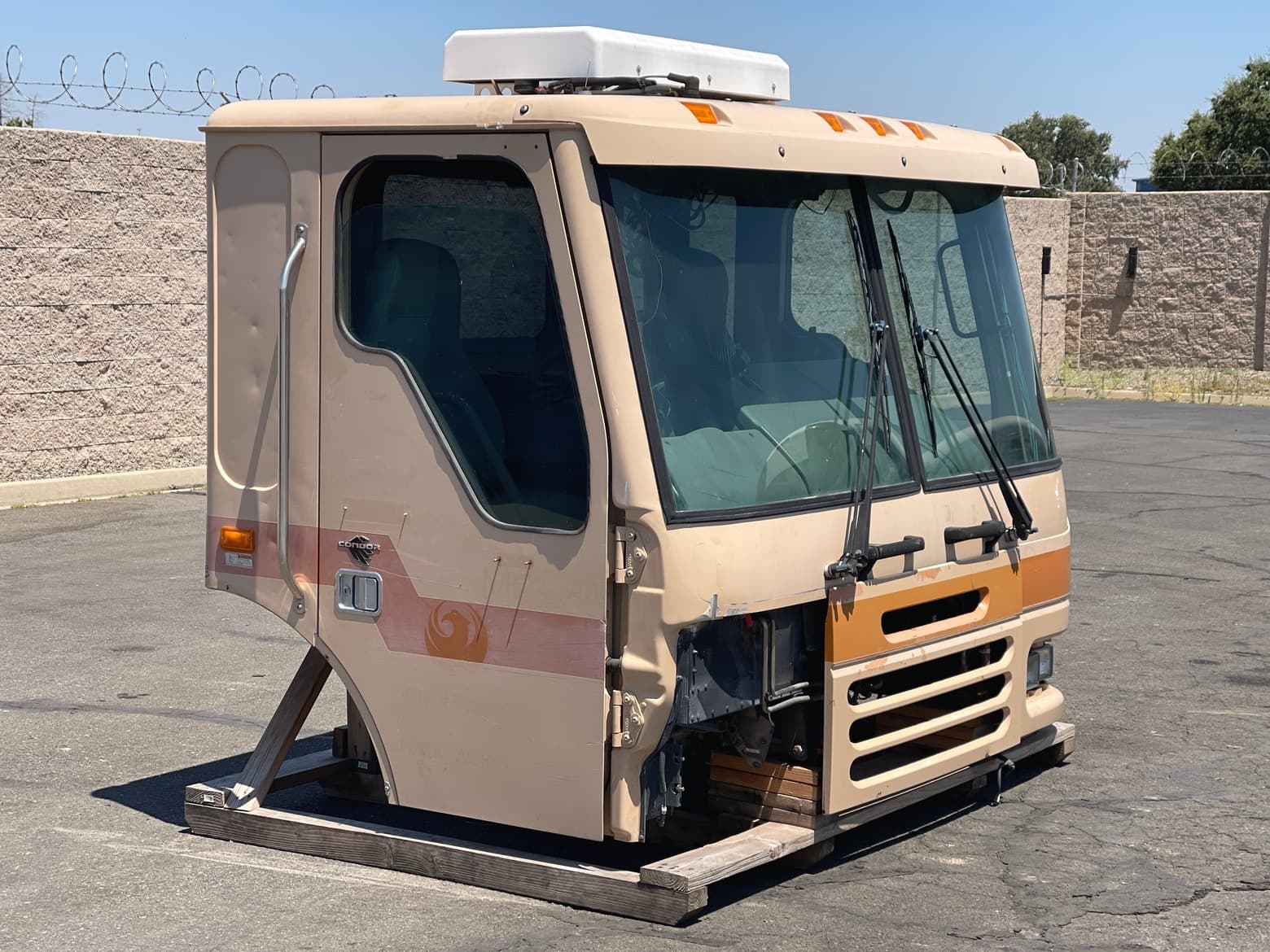 Freightliner / Right Side Steer / ALF Condor Cab