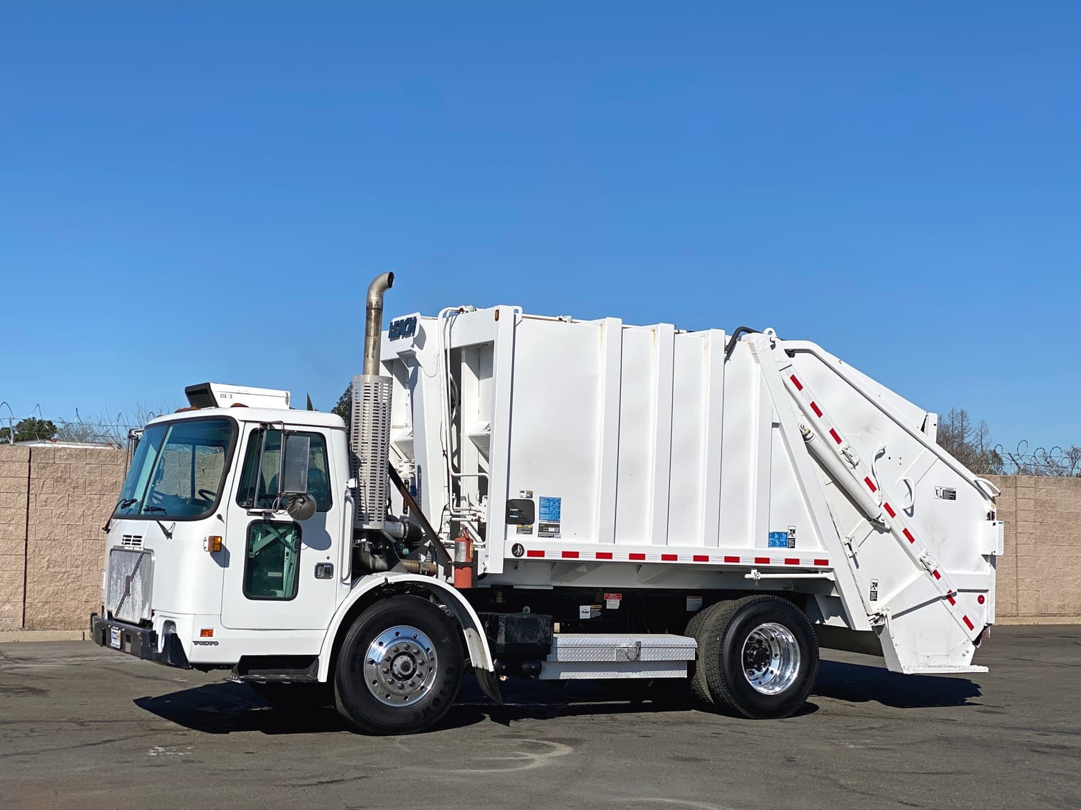 2003 Volvo WXLL42 Leach Alpha 20 YD Rear Loader Garbage Truck
