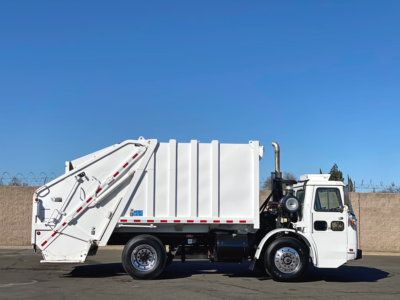 2003 Volvo WXLL42 Leach Alpha 20 YD Rear Loader Garbage Truck