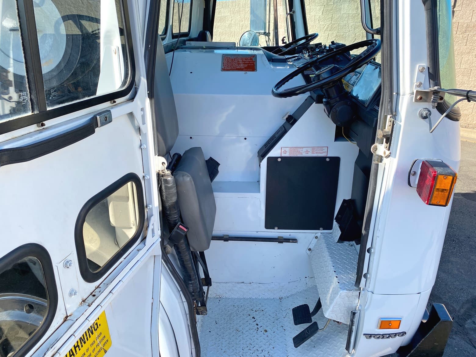 2003 Volvo WXLL42 Leach Alpha 20 YD Rear Loader Garbage Truck