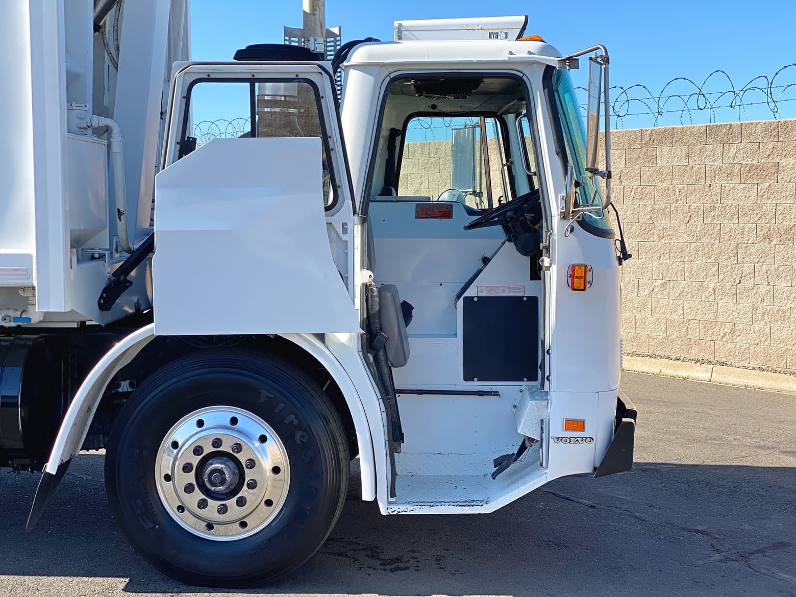 2003 Volvo WXLL42 Leach Alpha 20 YD Rear Loader Garbage Truck