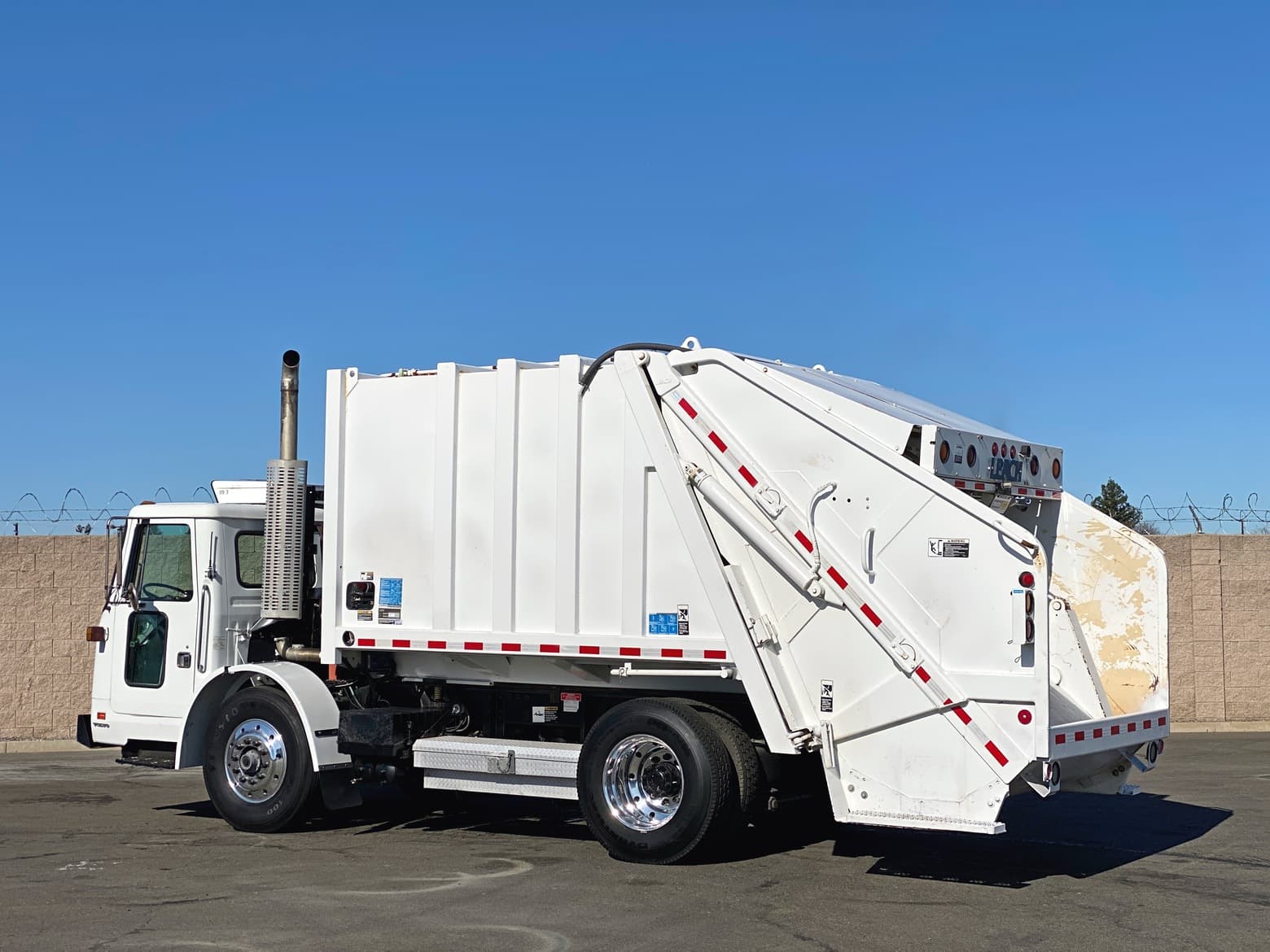 2003 Volvo WXLL42 Leach Alpha 20 YD Rear Loader Garbage Truck