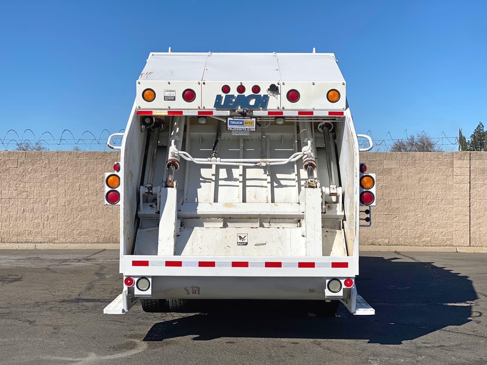 2003 Volvo WXLL42 Leach Alpha 20 YD Rear Loader Garbage Truck