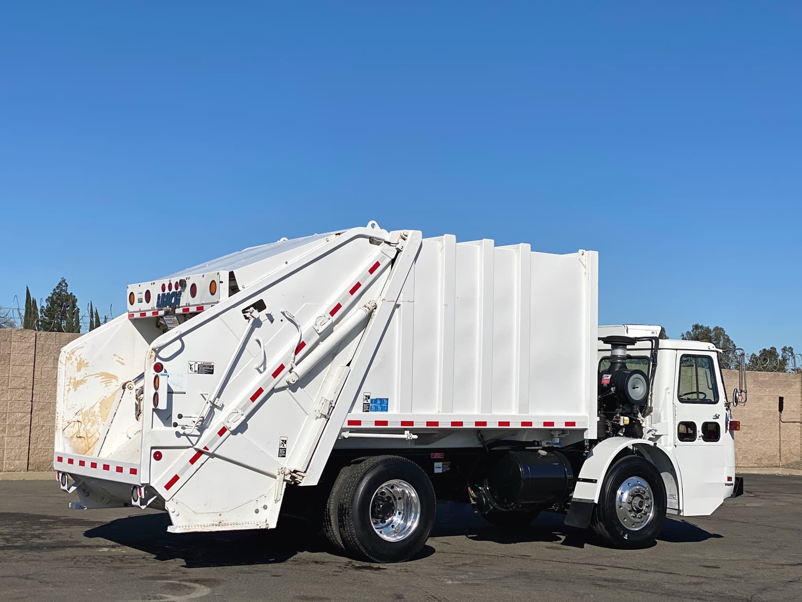 2003 Volvo WXLL42 Leach Alpha 20 YD Rear Loader Garbage Truck