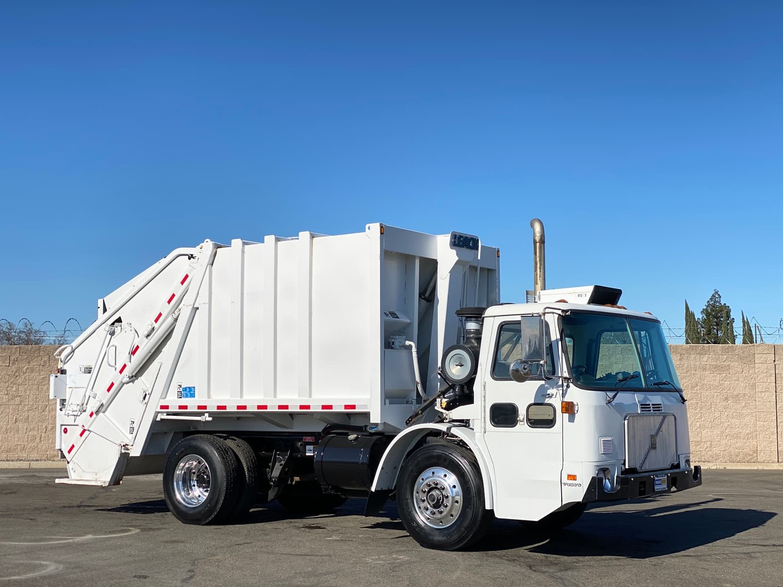 2003 Volvo WXLL42 Leach Alpha 20 YD Rear Loader Garbage Truck