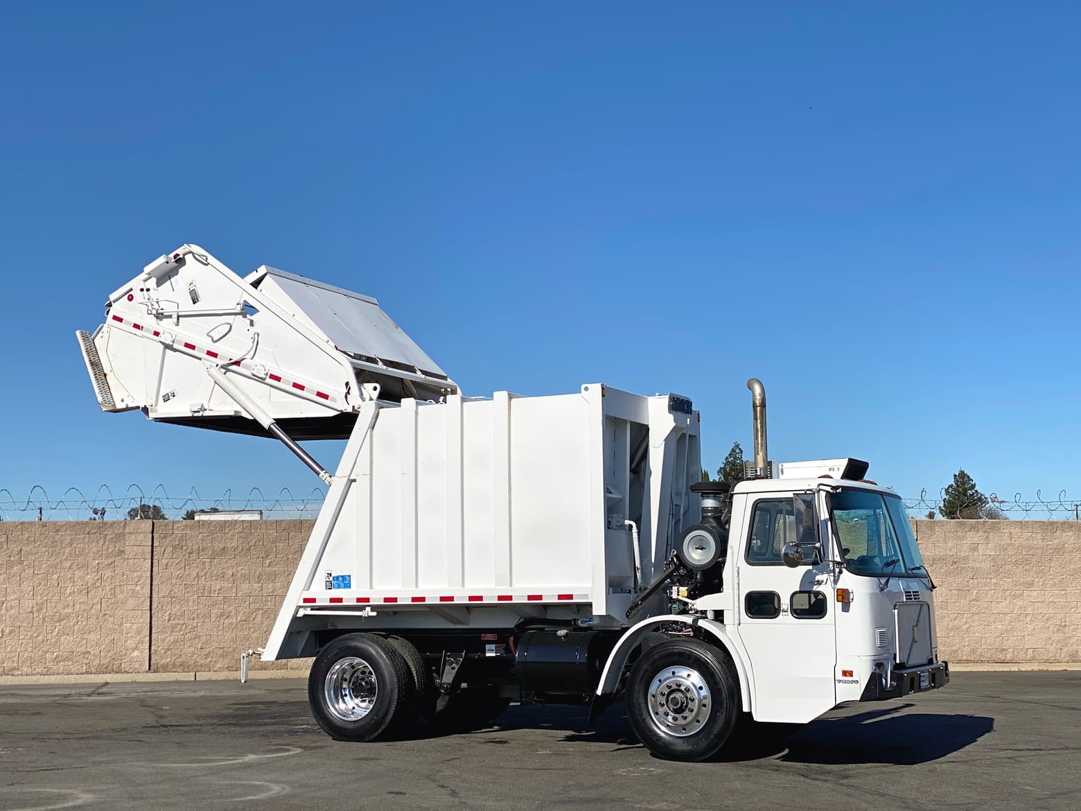 2003 Volvo WXLL42 Leach Alpha 20 YD Rear Loader Garbage Truck