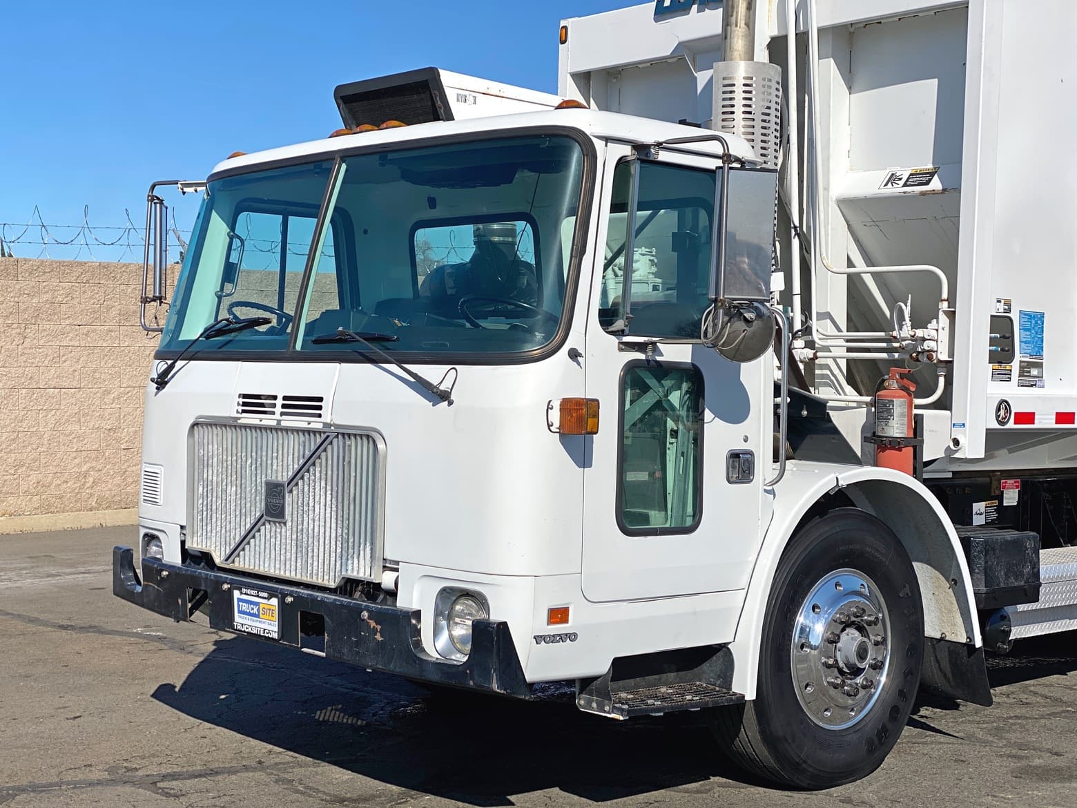 2003 Volvo WXLL42 Leach Alpha 20 YD Rear Loader Garbage Truck