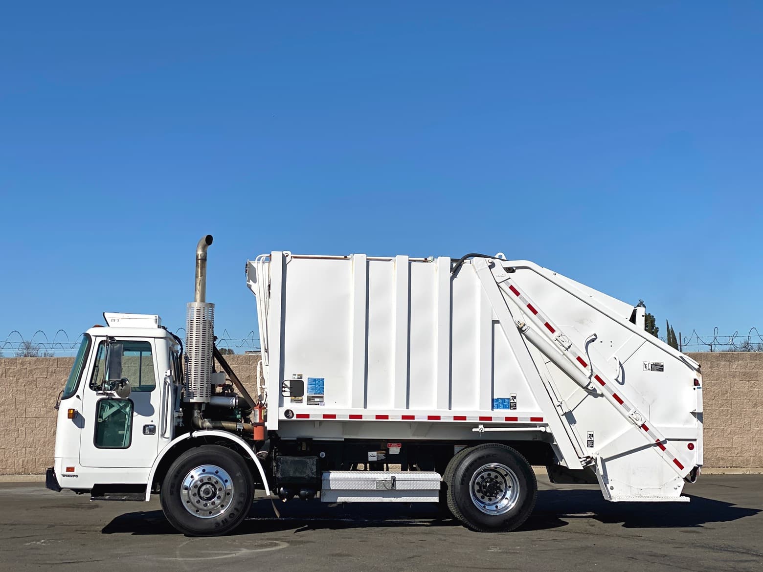 2003 Volvo WXLL42 Leach Alpha 20 YD Rear Loader Garbage Truck