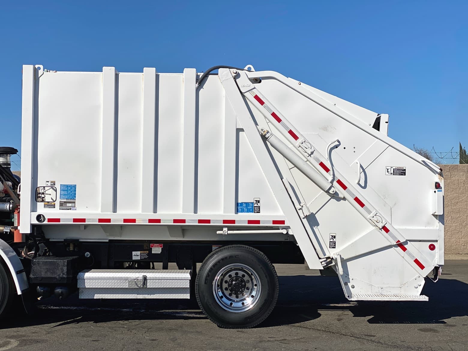 2003 Volvo WXLL42 Leach Alpha 20 YD Rear Loader Garbage Truck