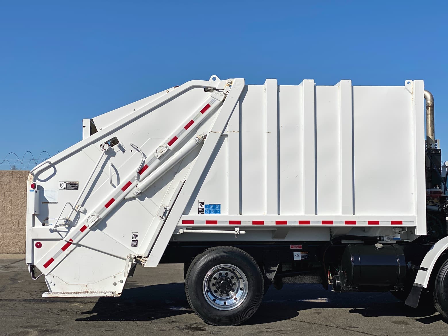 2003 Volvo WXLL42 Leach Alpha 20 YD Rear Loader Garbage Truck