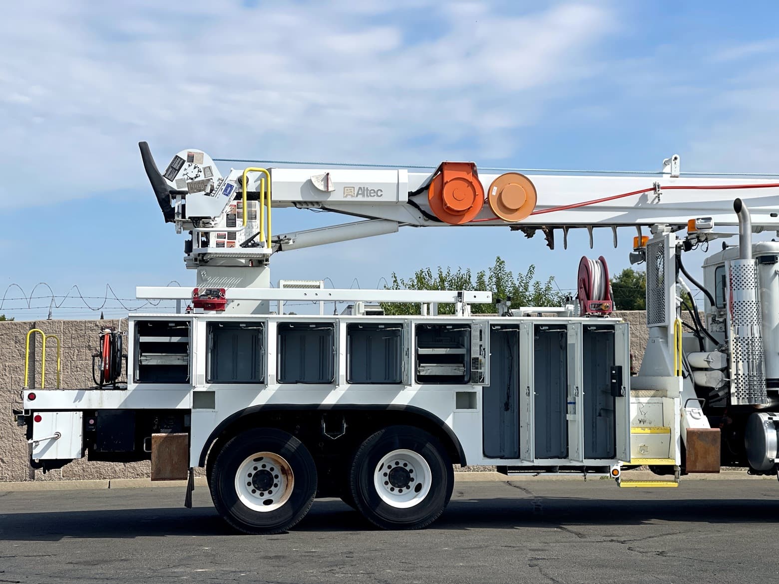 Altec D3060ATR Digger Derrick Body