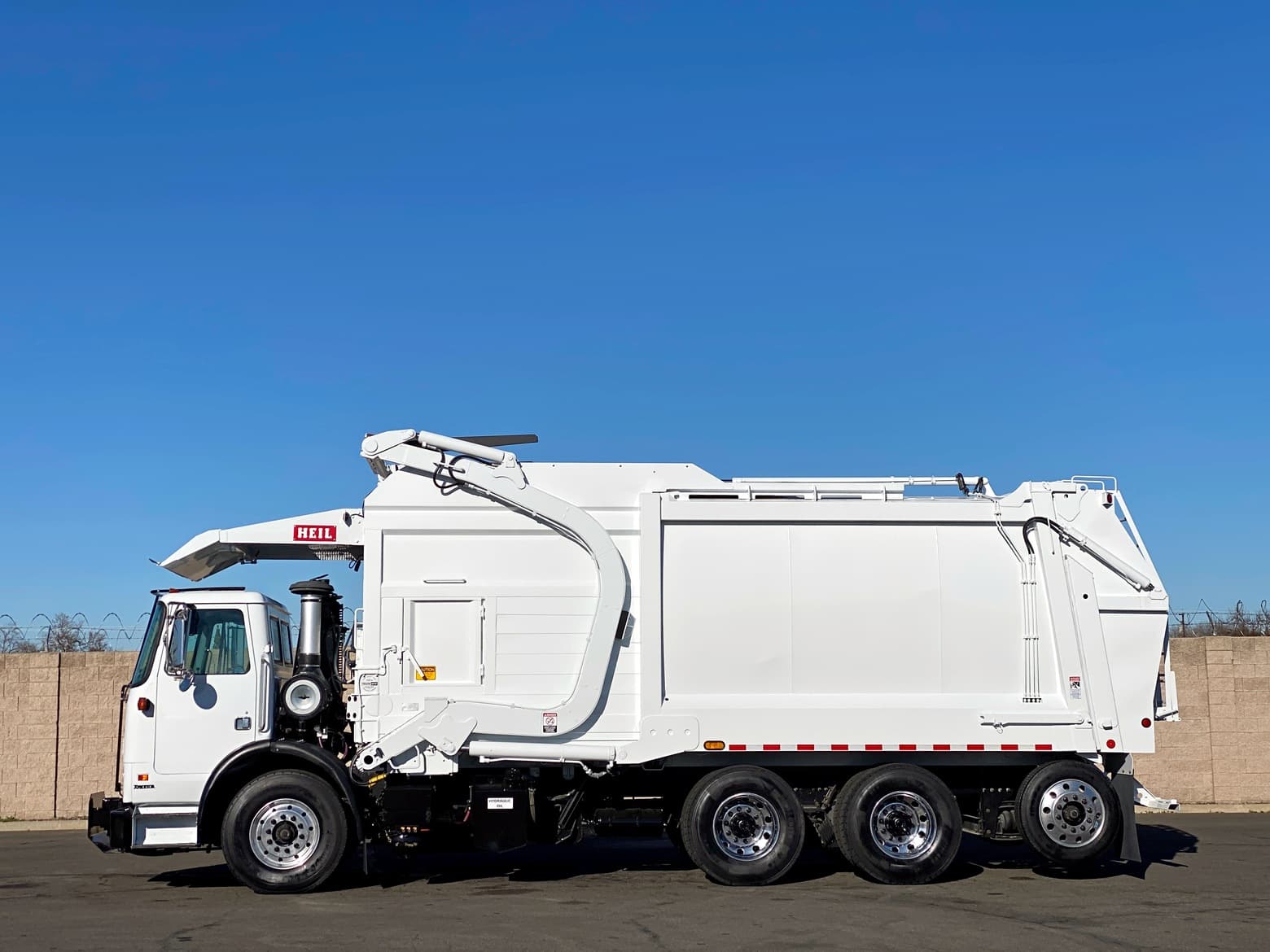 2008 Autocar Heil Half/Pack Front Loader Garbage Truck