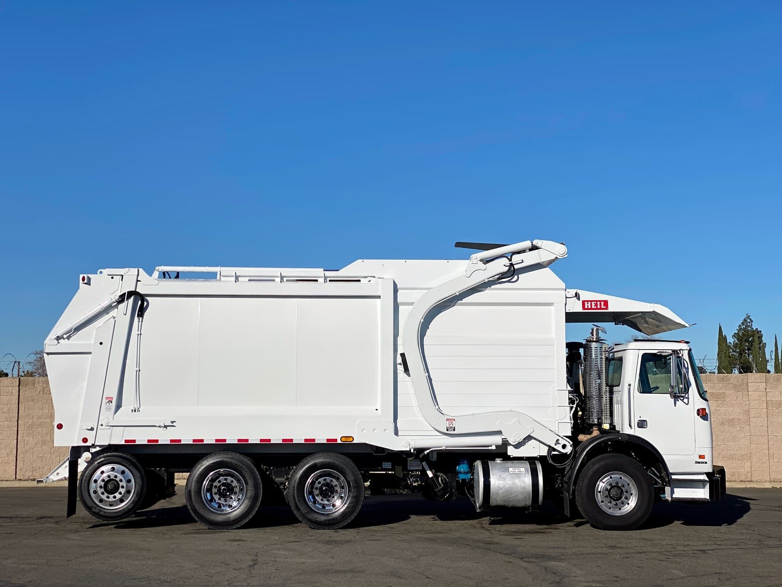 2008 Autocar Heil Half/Pack Front Loader Garbage Truck