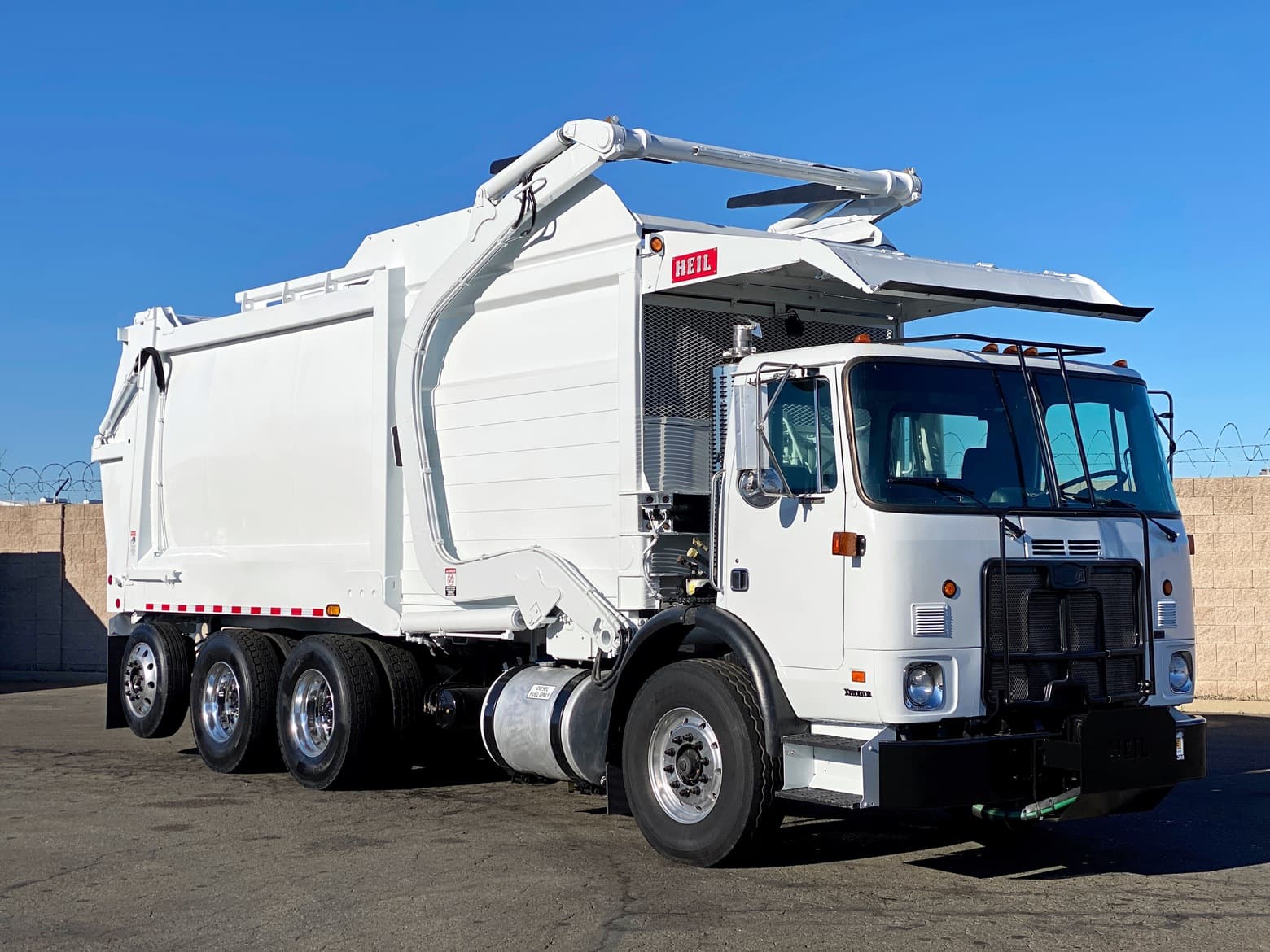 2008 Autocar Heil Half/Pack Front Loader Garbage Truck