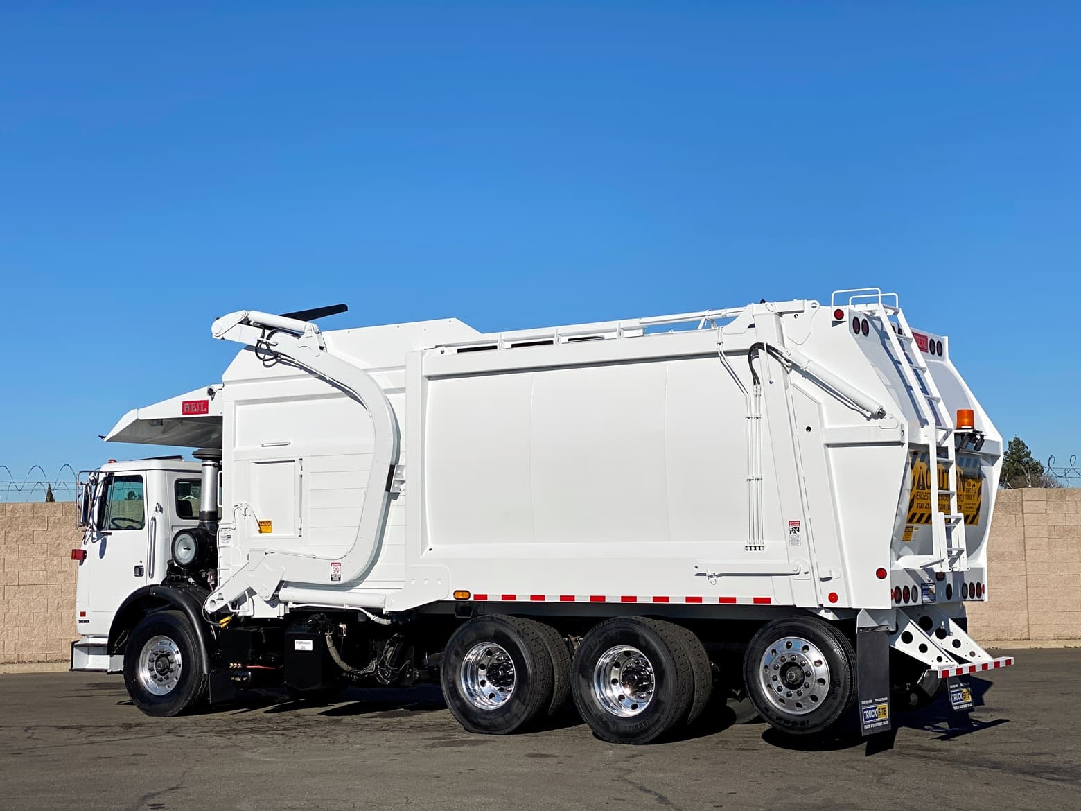 2008 Autocar Heil Half/Pack Front Loader Garbage Truck