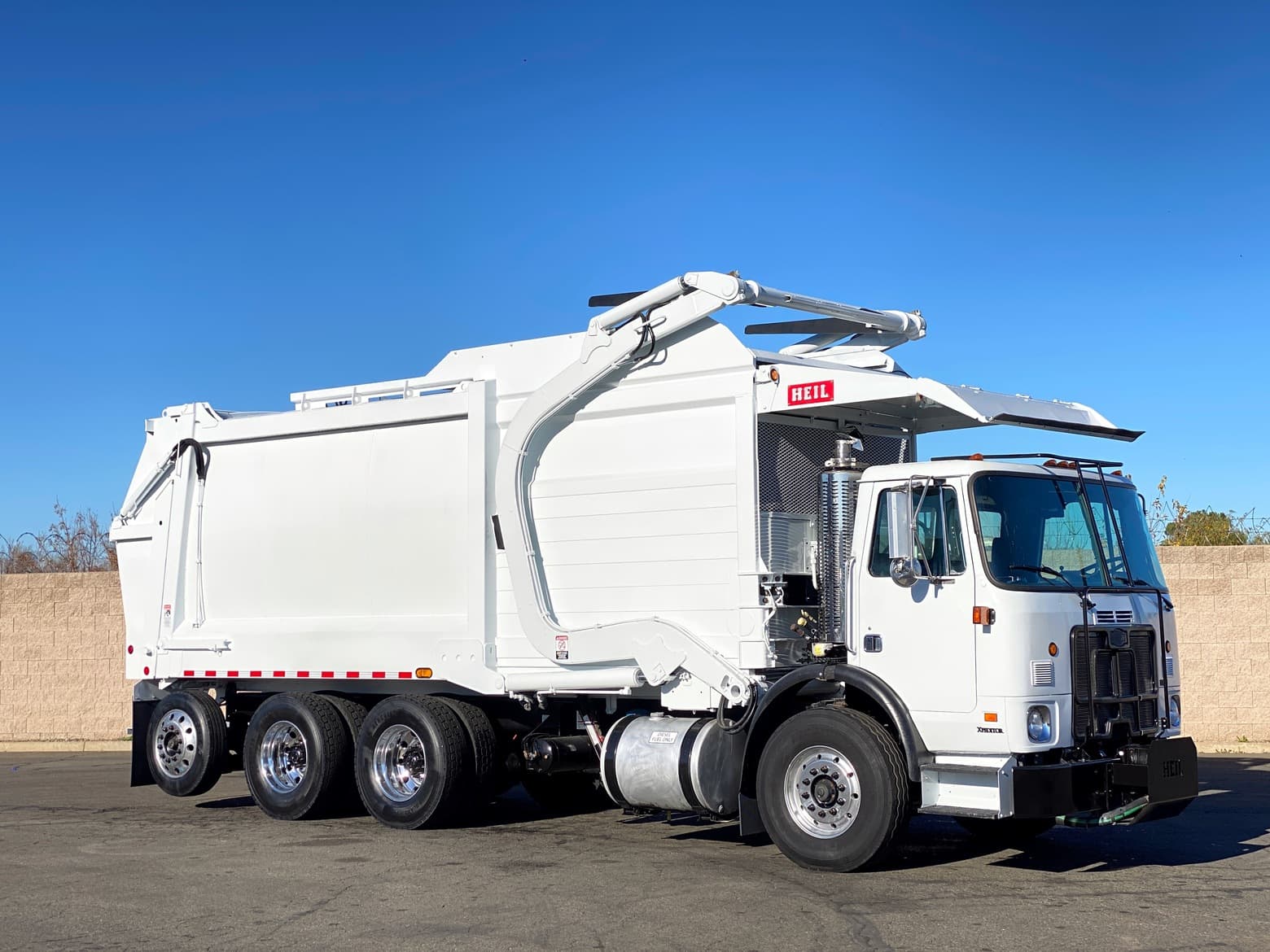2008 Autocar Heil Half/Pack Front Loader Garbage Truck