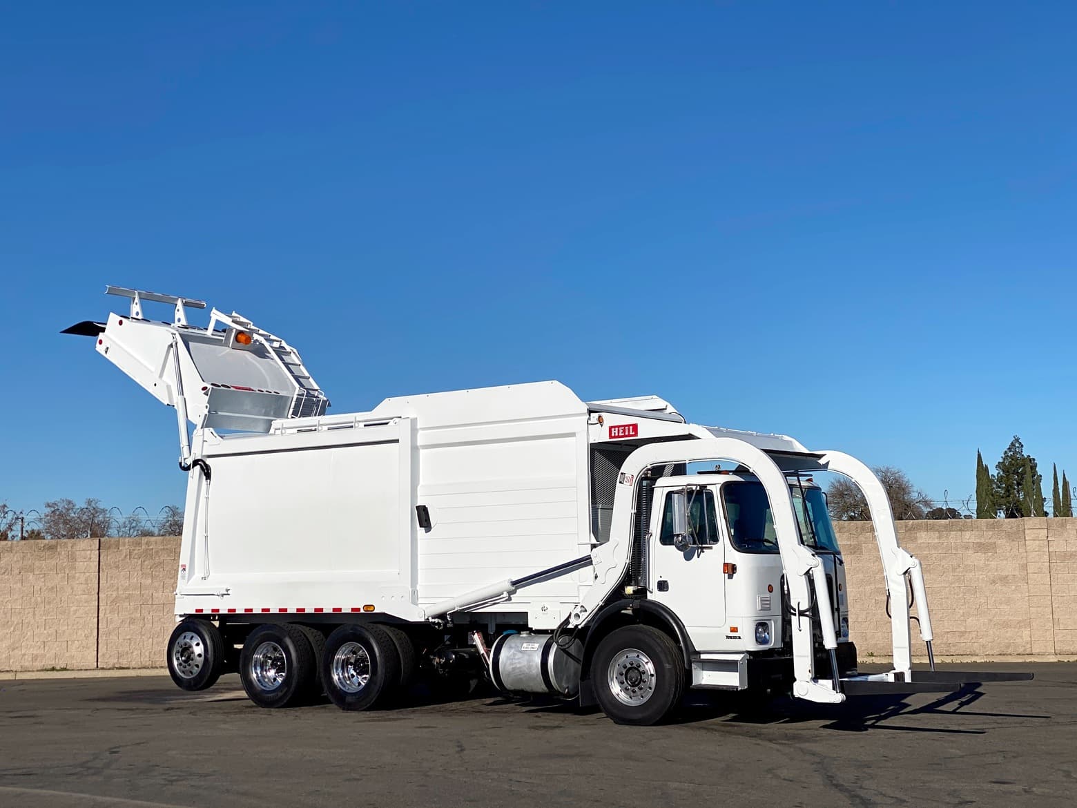 2008 Autocar Heil Half/Pack Front Loader Garbage Truck