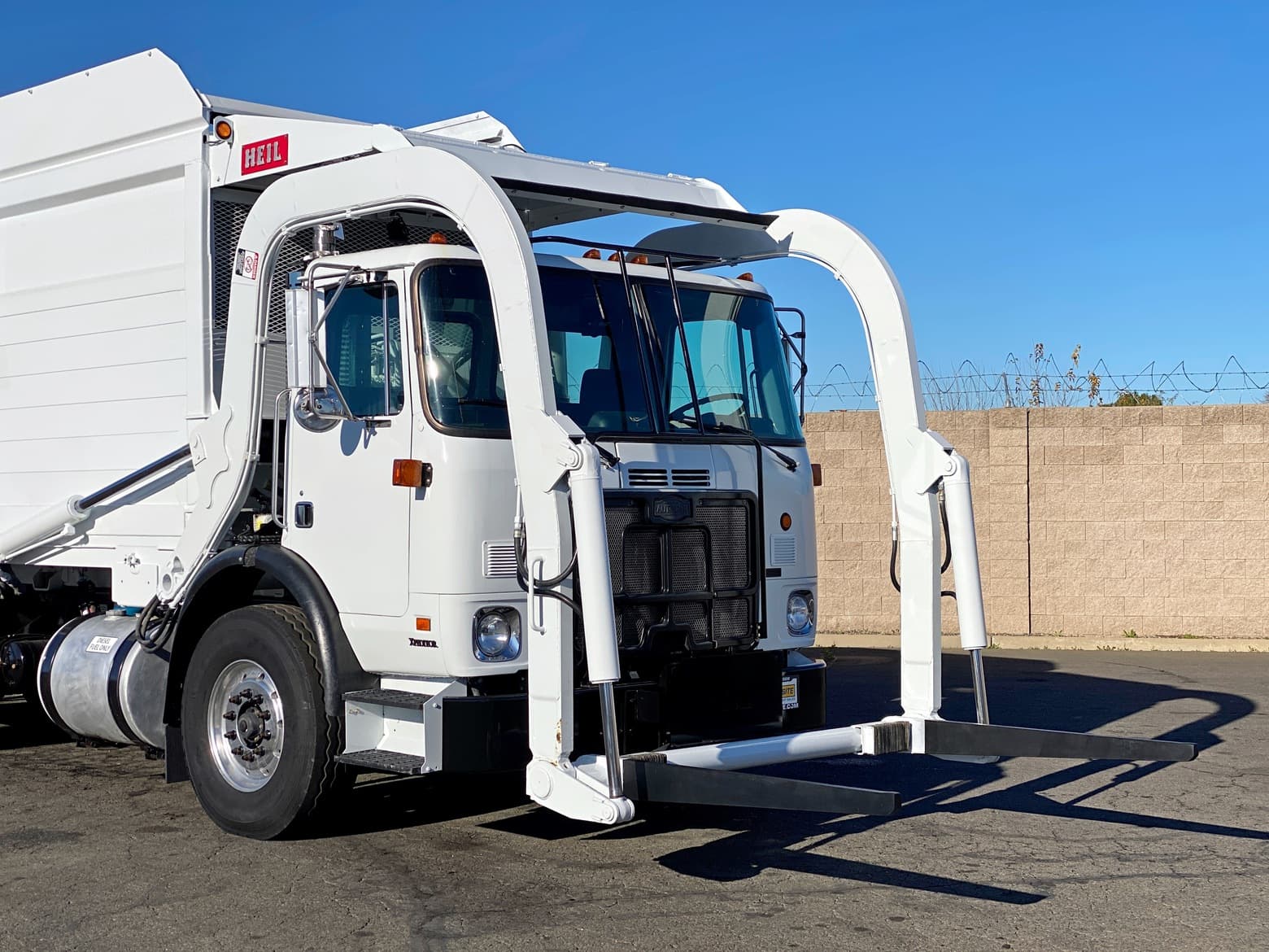 2008 Autocar Heil Half/Pack Front Loader Garbage Truck