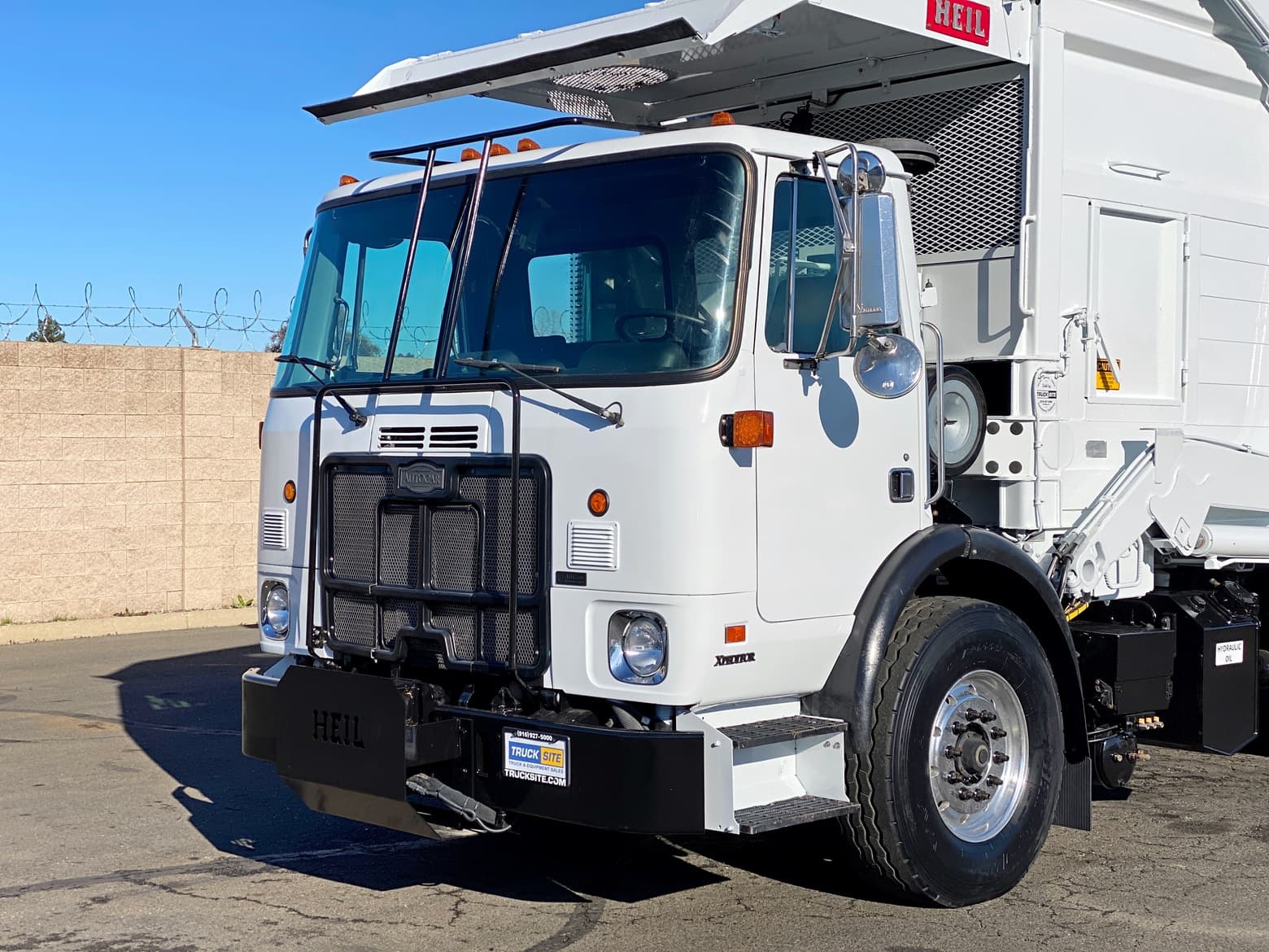 2008 Autocar Heil Half/Pack Front Loader Garbage Truck