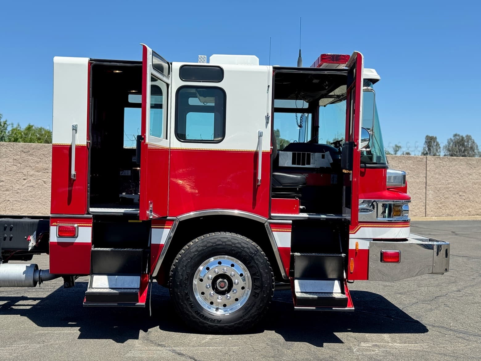 2005 Pierce Quantum Single Axle Cab & Chassis