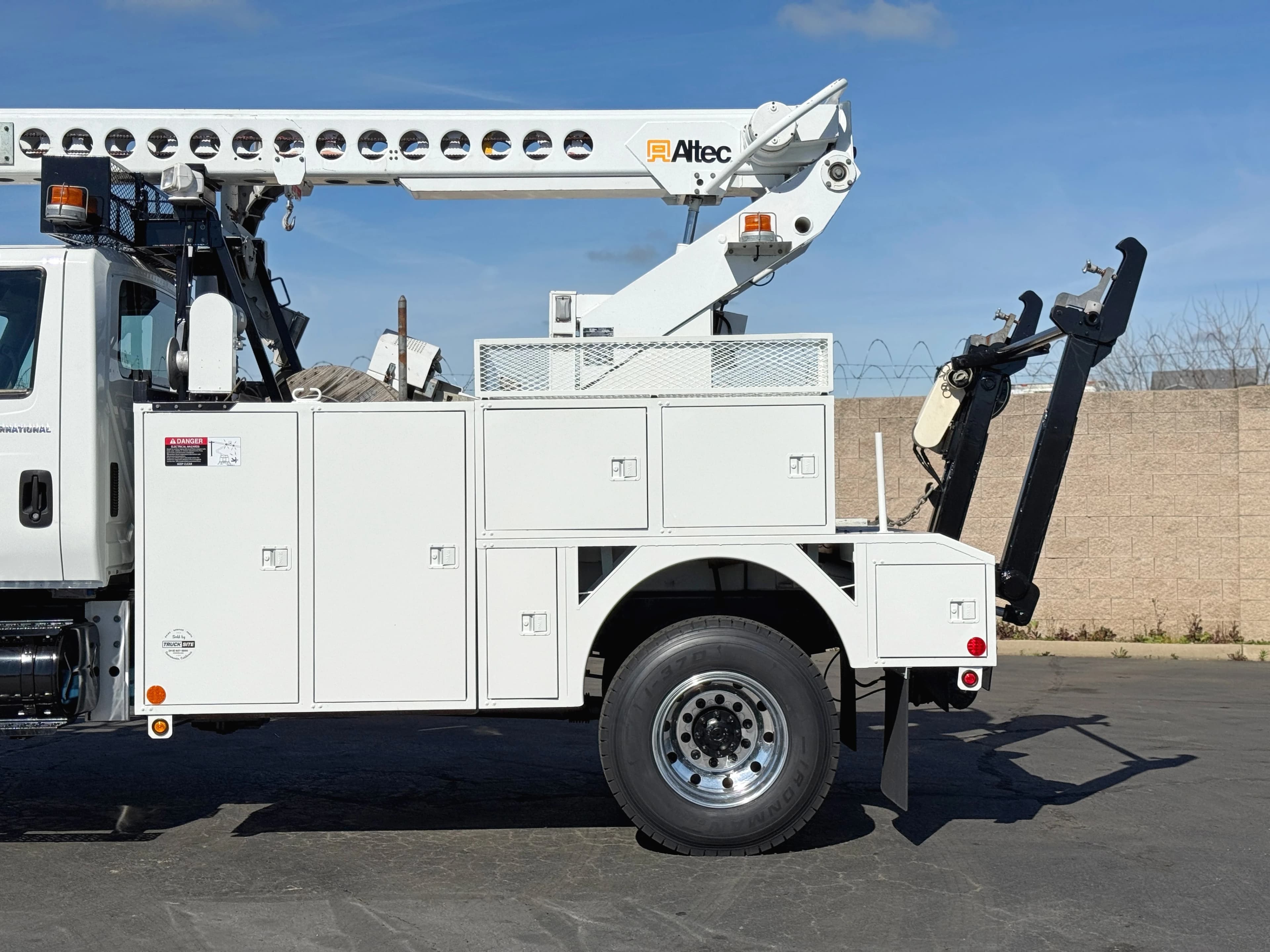 2005 International 7300 4X4 Altec AT40C Aerial Cable Placer