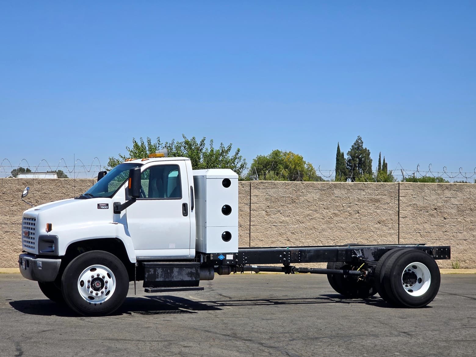 2009 GMC C7500 CNG Single Axle Cab & Chassis