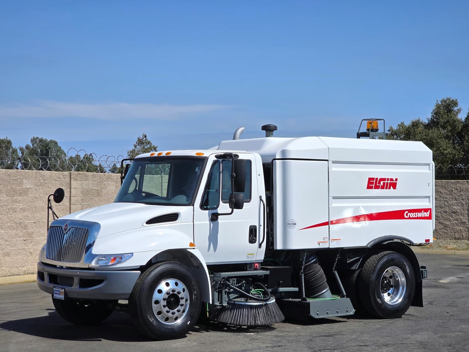 2011 Elgin Crosswind Vacuum Street Sweeper International