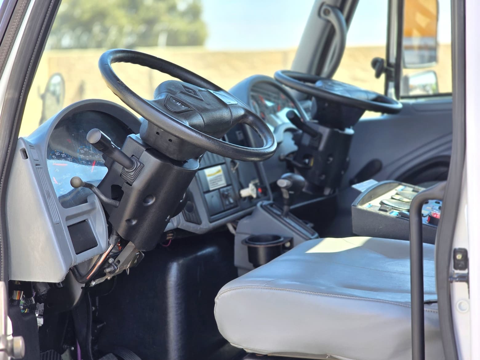 2011 Elgin Crosswind Vacuum Street Sweeper International