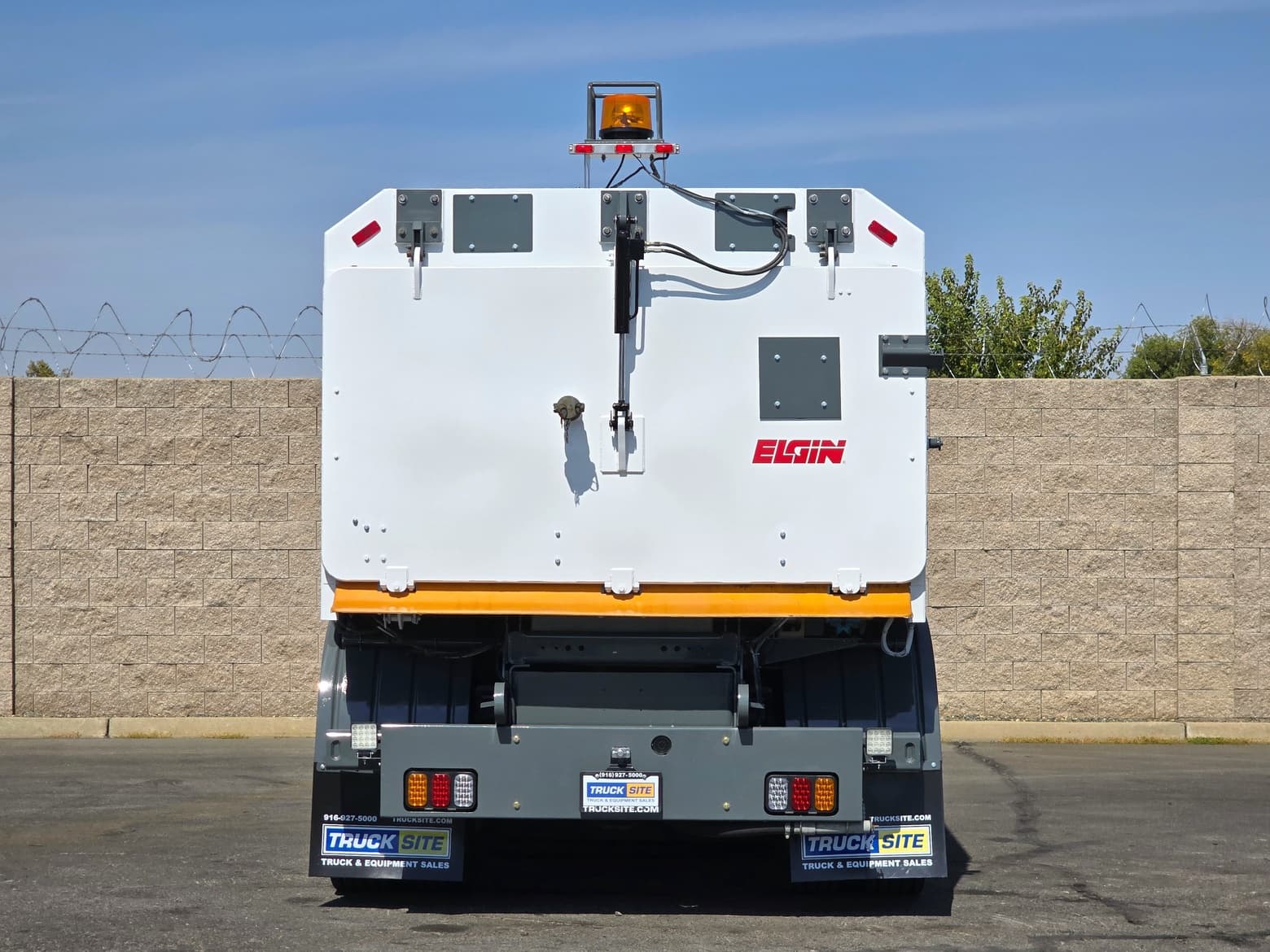 2011 Elgin Crosswind Vacuum Street Sweeper International