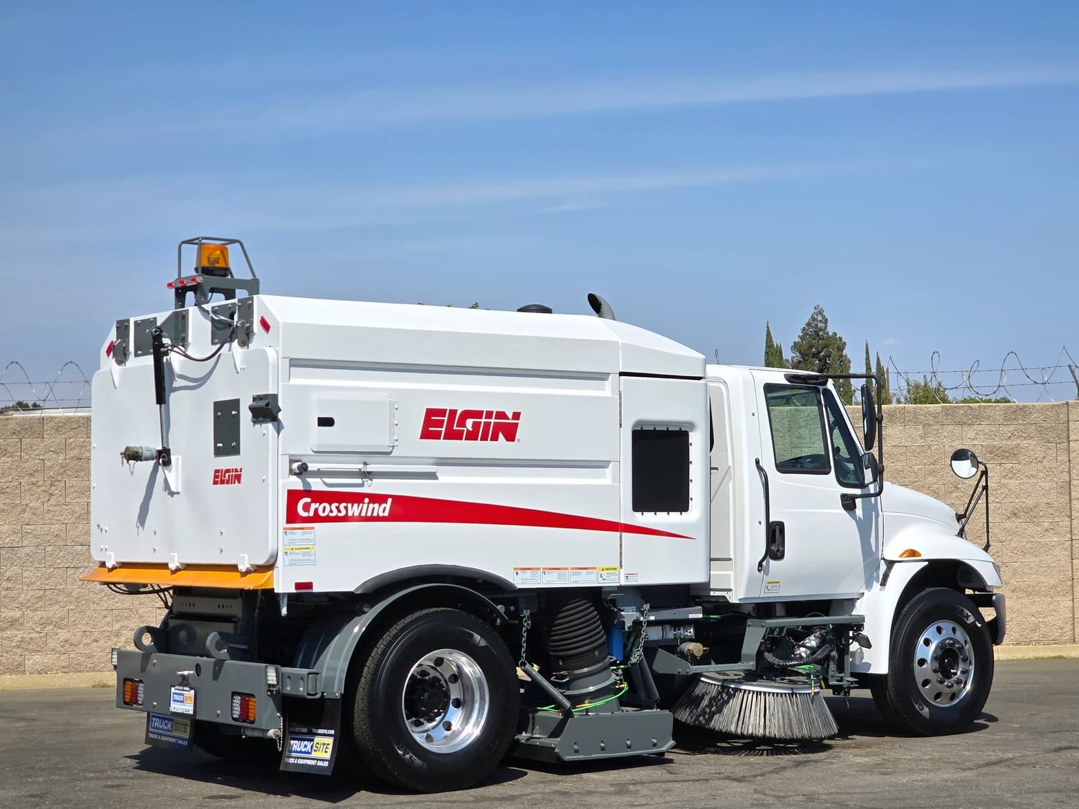 2011 Elgin Crosswind Vacuum Street Sweeper International