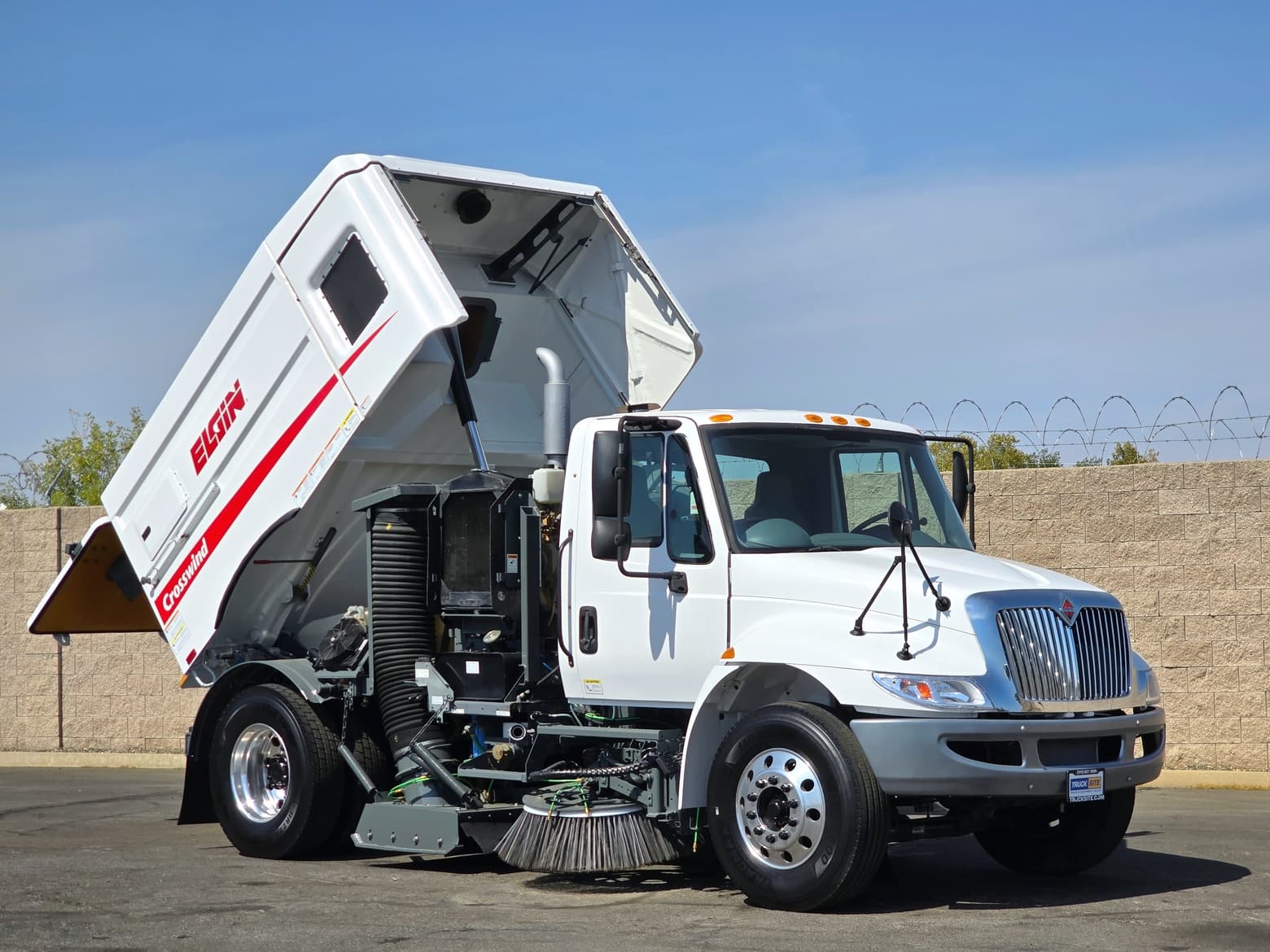 2011 Elgin Crosswind Vacuum Street Sweeper International