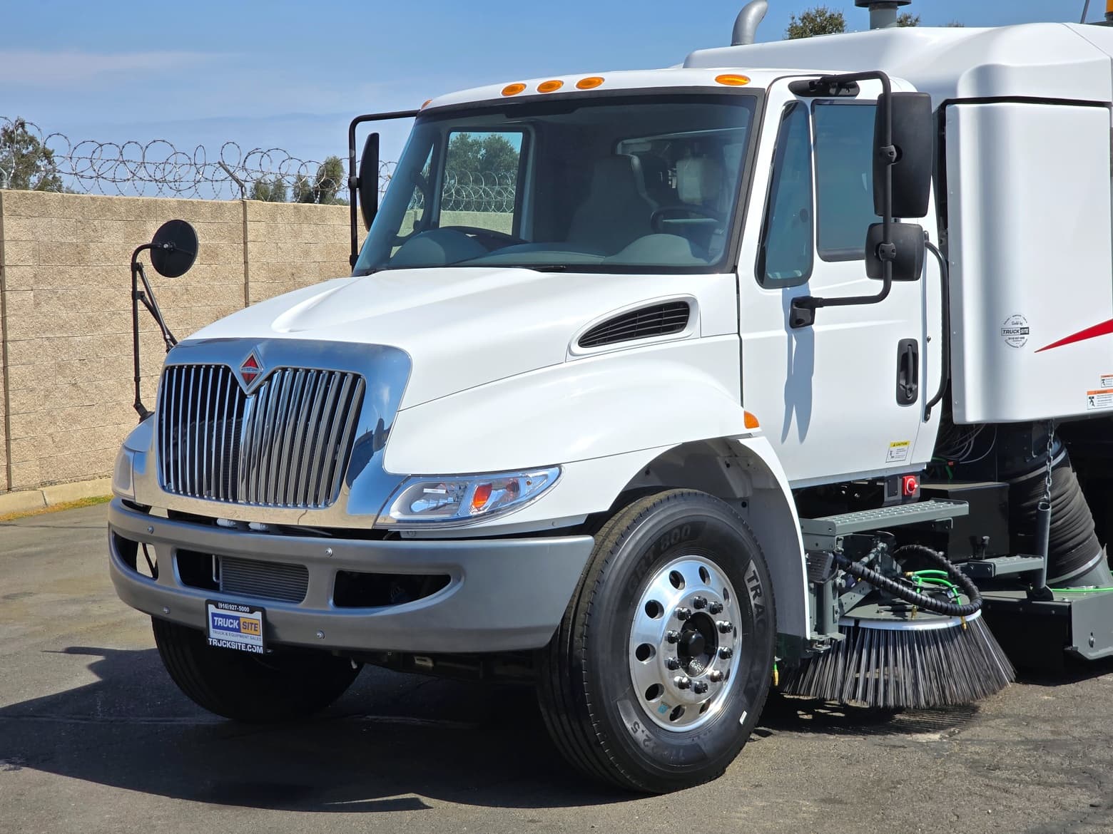 2011 Elgin Crosswind Vacuum Street Sweeper International