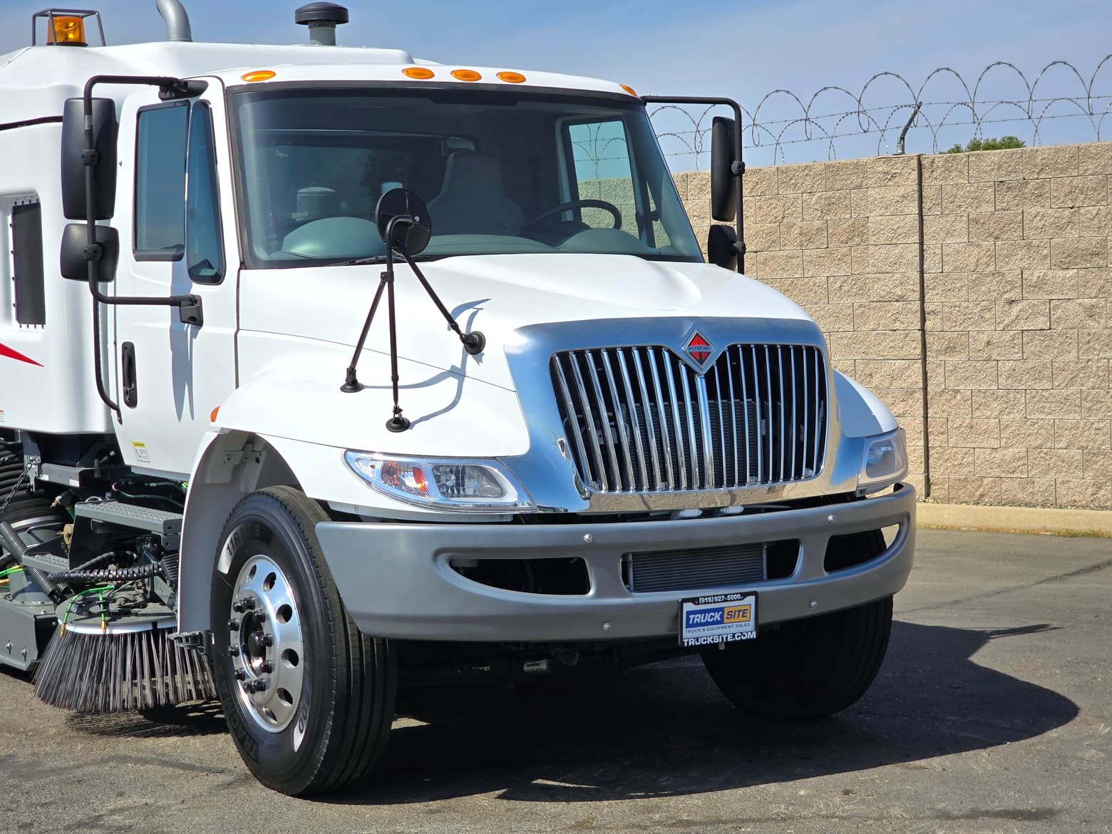 2011 Elgin Crosswind Vacuum Street Sweeper International