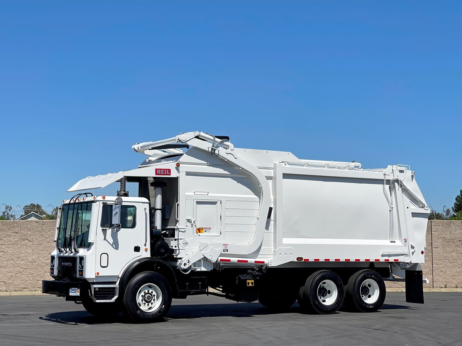 2006 Mack MR688S Heil Half Pack 40 YD Front Load Garbage Truck