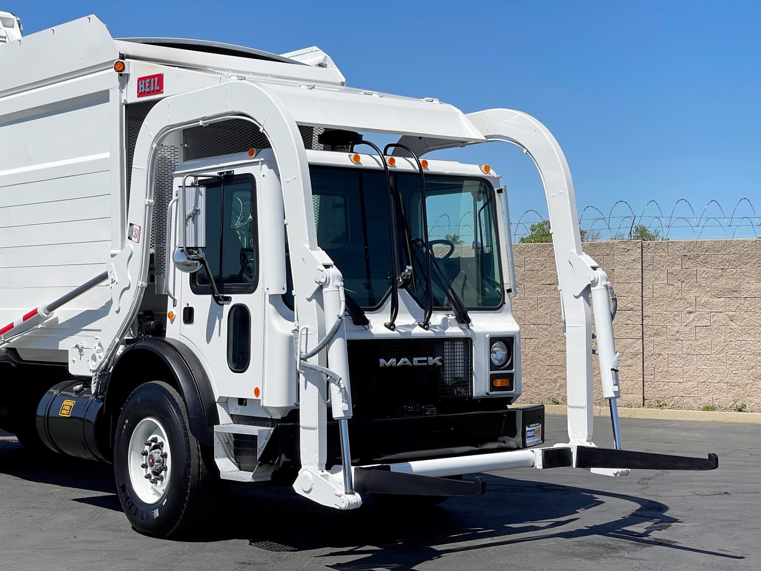 2006 Mack MR688S Heil Half Pack 40 YD Front Load Garbage Truck