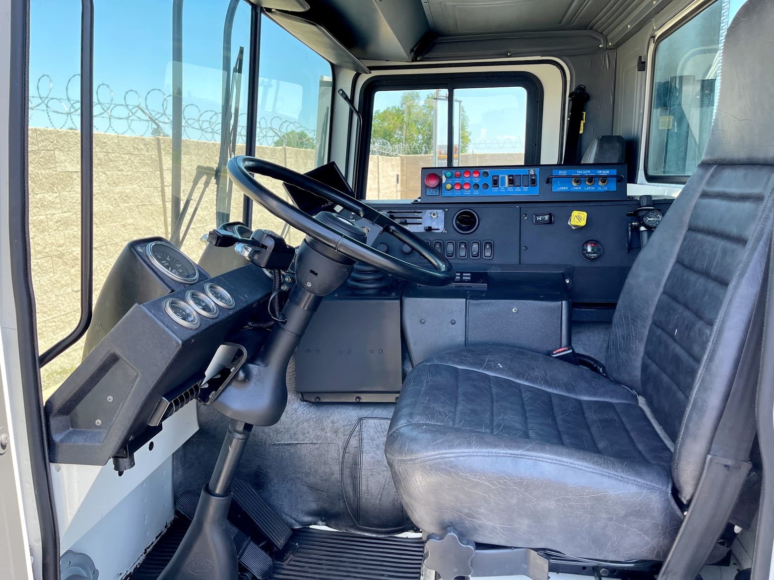 2006 Mack MR688S Heil Half Pack 40 YD Front Load Garbage Truck