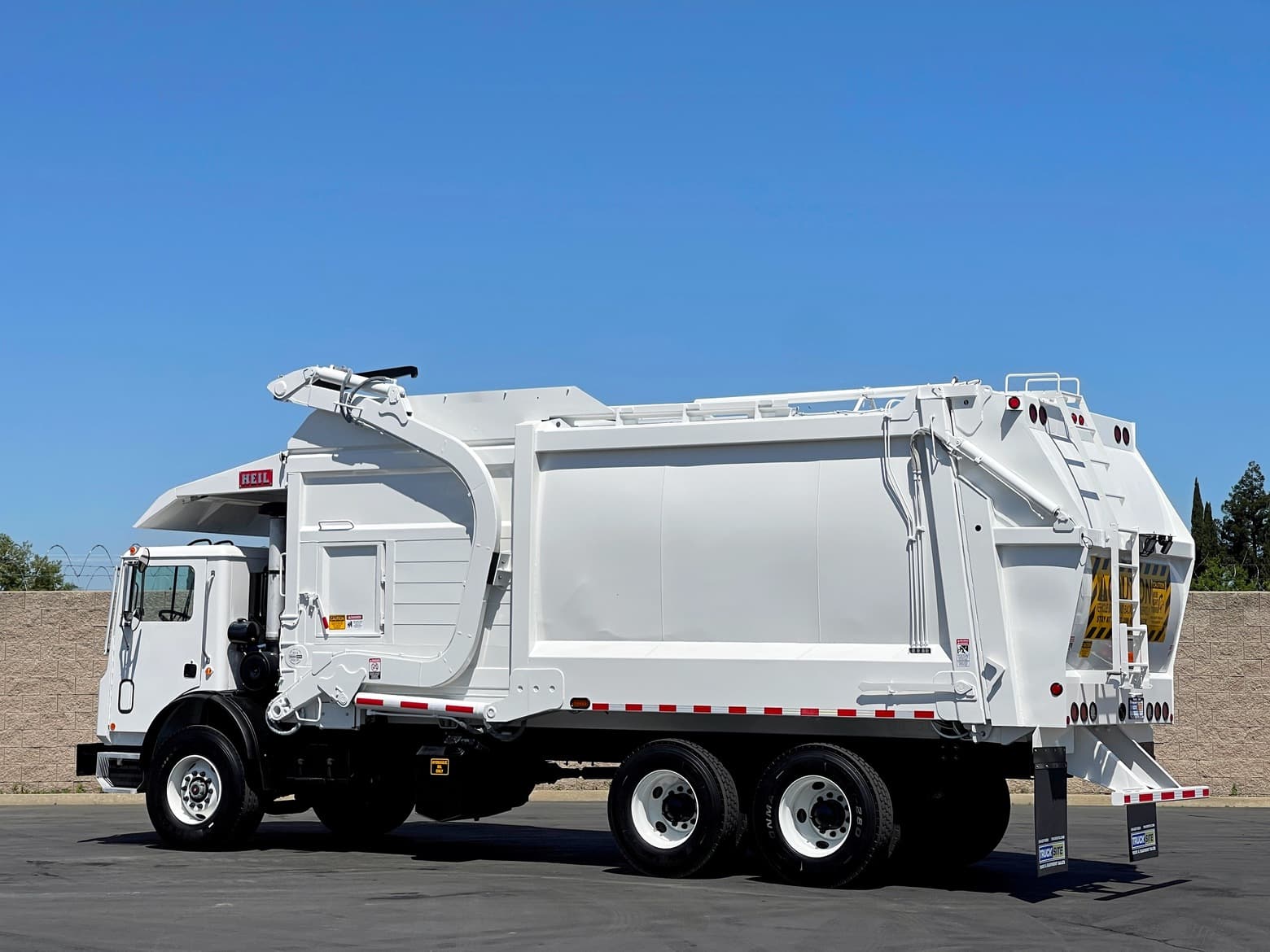 2006 Mack MR688S Heil Half Pack 40 YD Front Load Garbage Truck