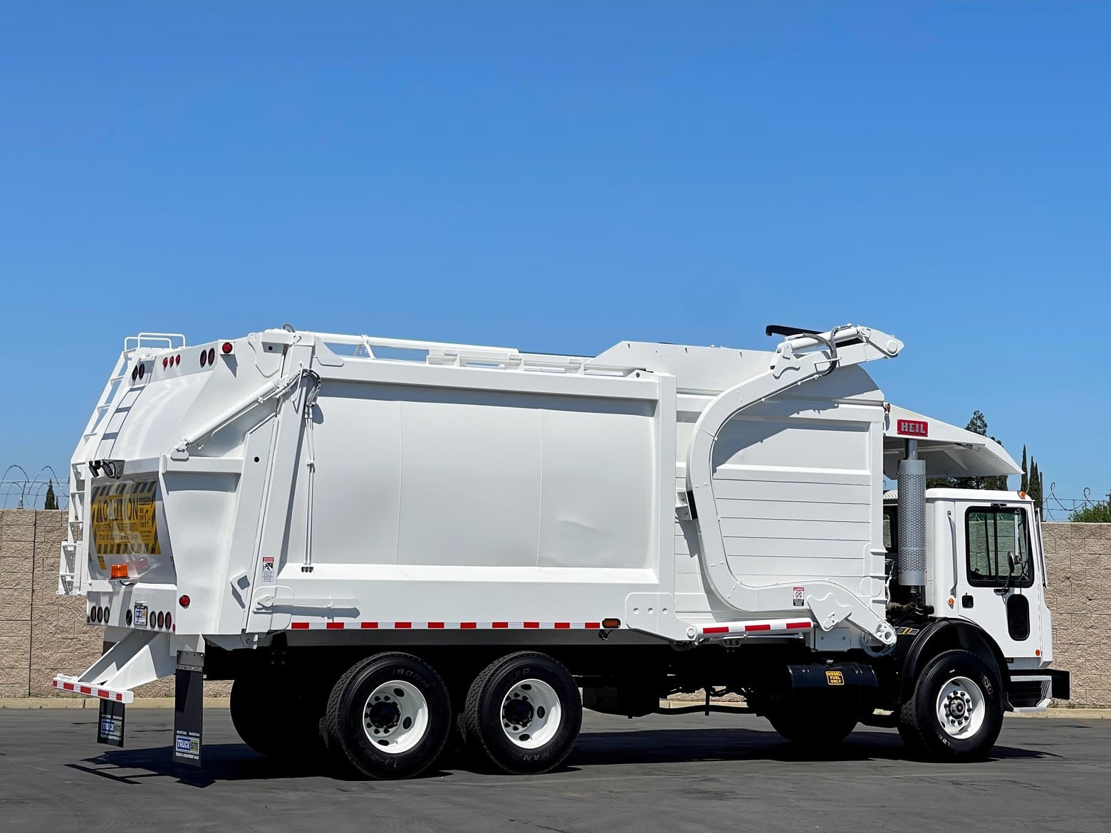2006 Mack MR688S Heil Half Pack 40 YD Front Load Garbage Truck