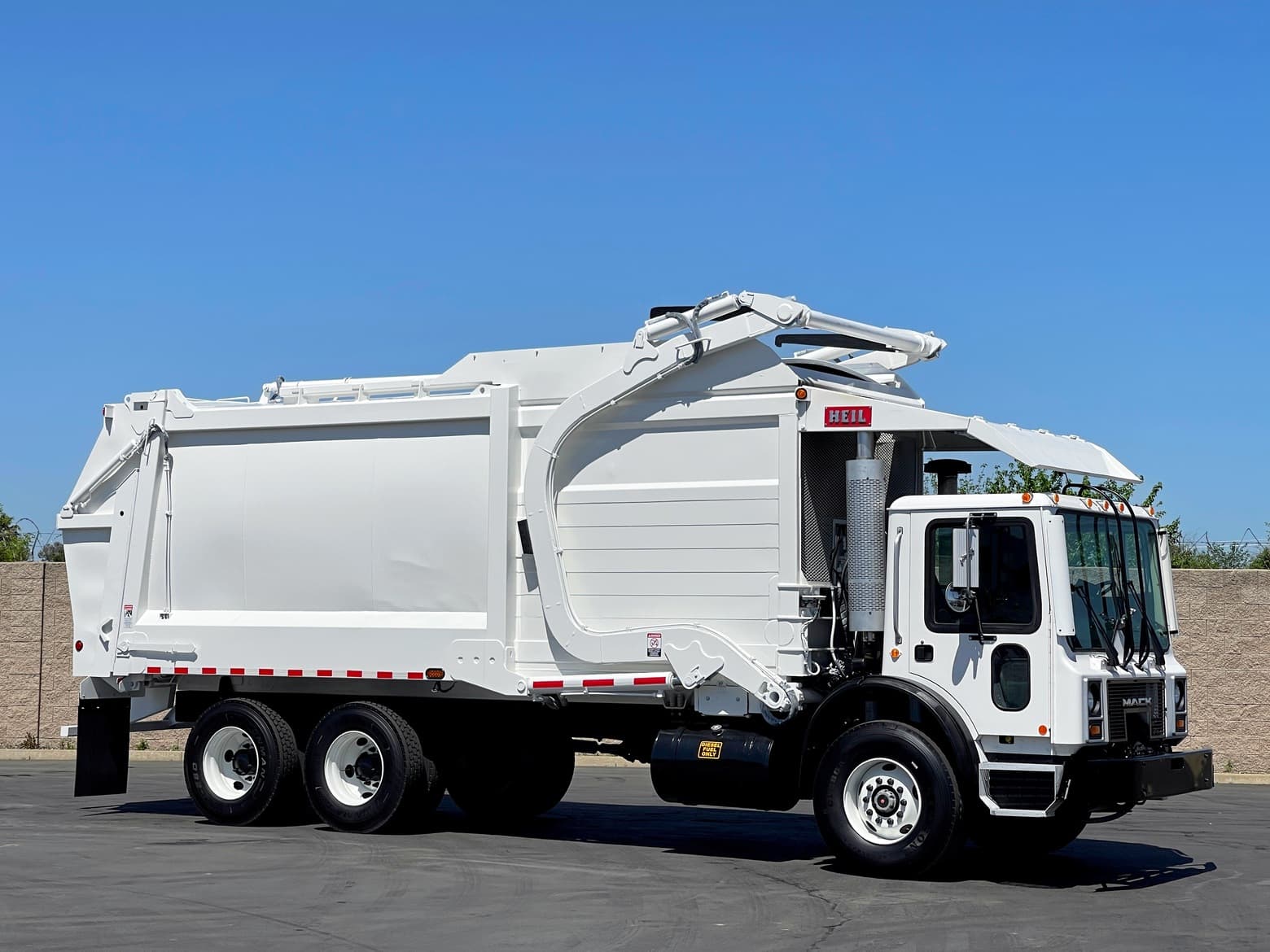 2006 Mack MR688S Heil Half Pack 40 YD Front Load Garbage Truck