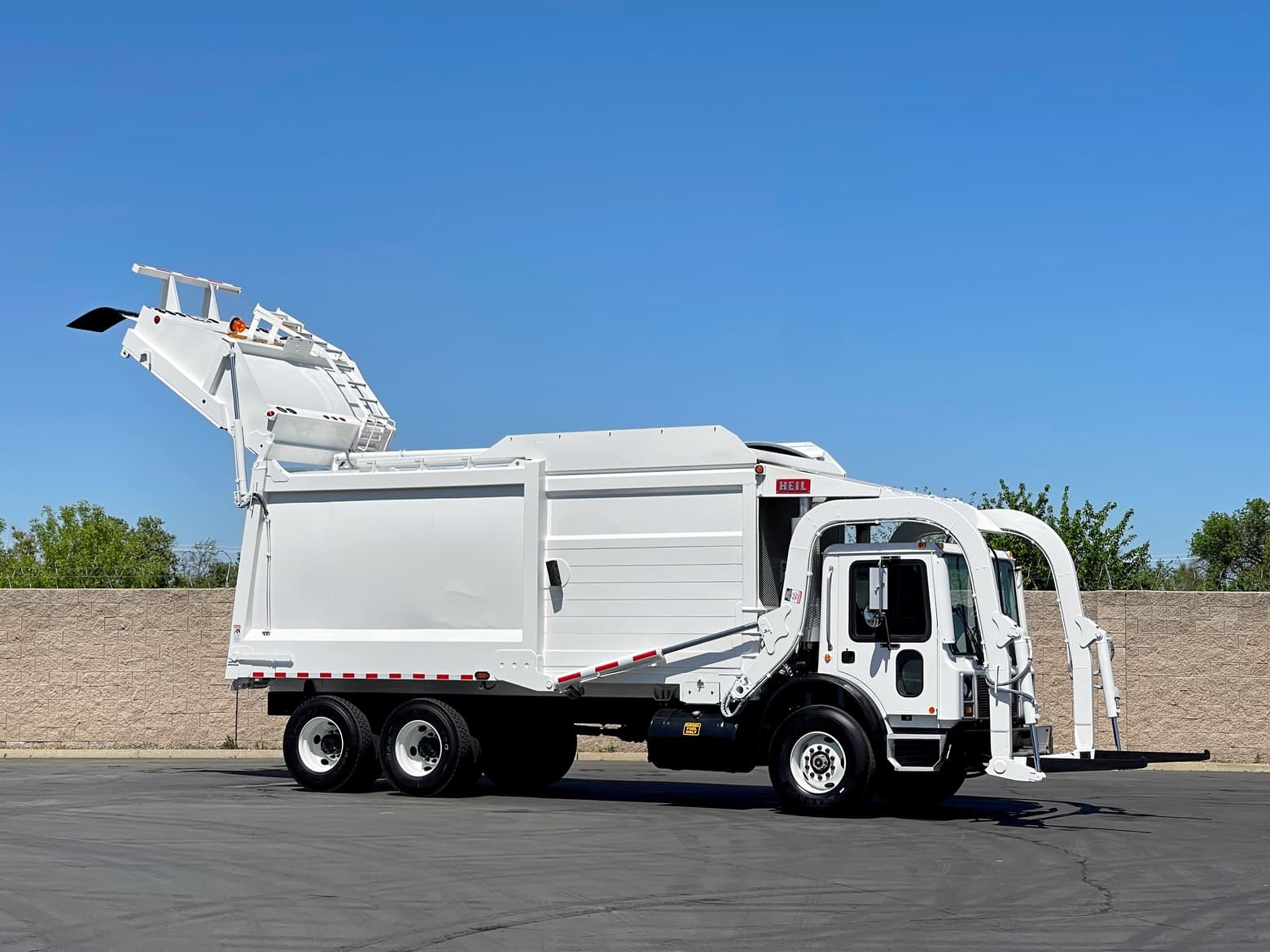 2006 Mack MR688S Heil Half Pack 40 YD Front Load Garbage Truck