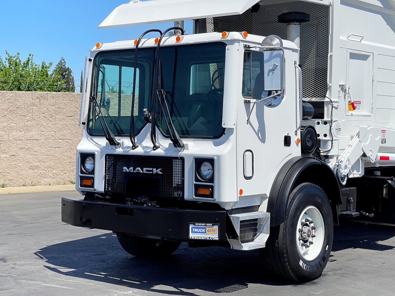 2006 Mack MR688S Heil Half Pack 40 YD Front Load Garbage Truck
