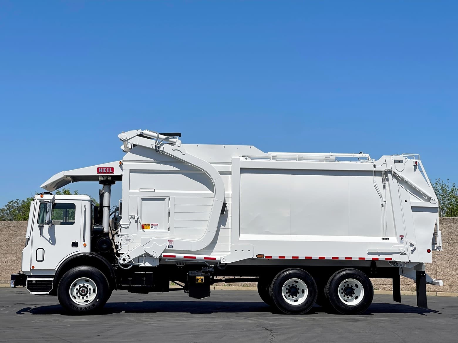 2006 Mack MR688S Heil Half Pack 40 YD Front Load Garbage Truck