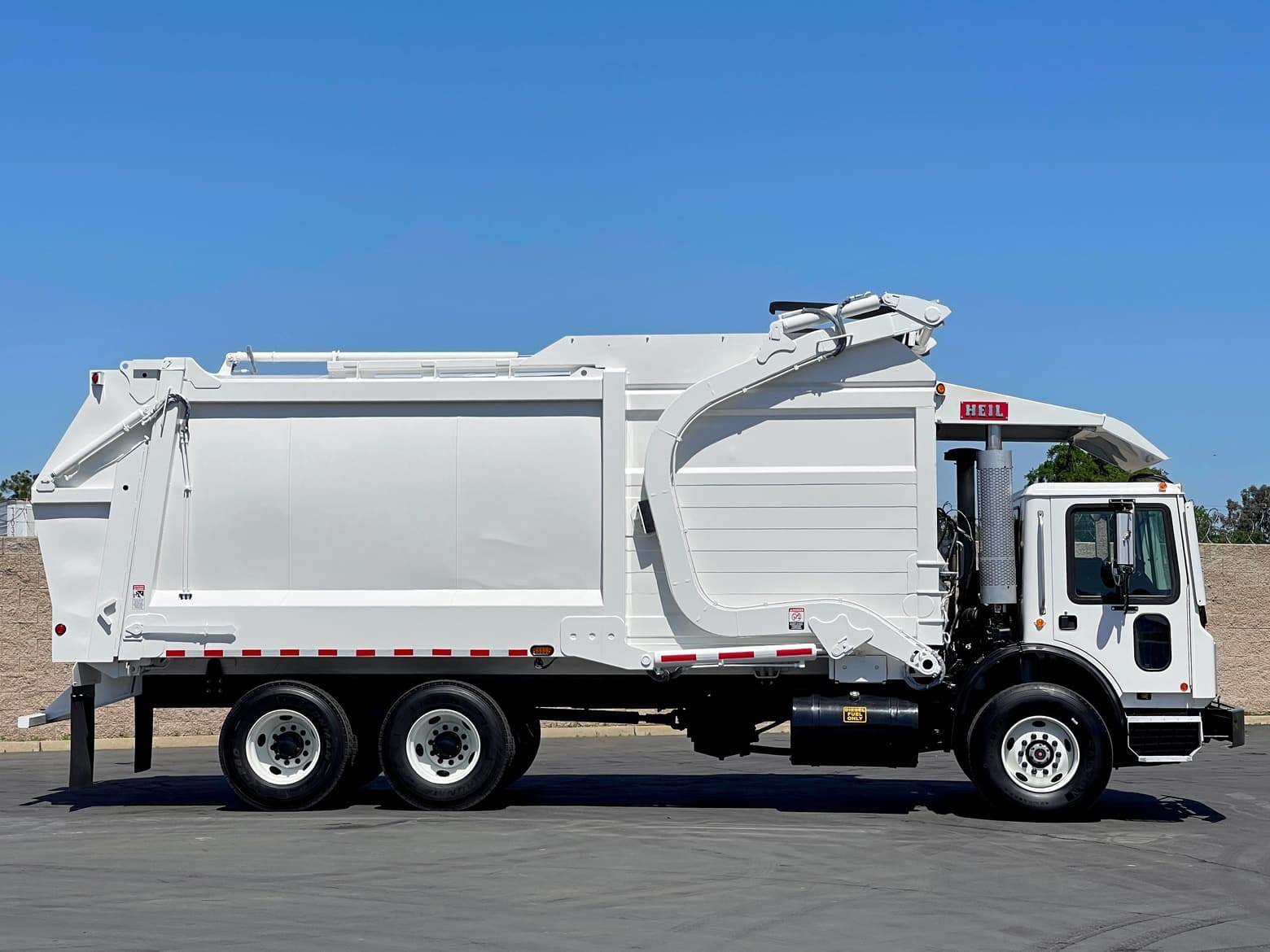 2006 Mack MR688S Heil Half Pack 40 YD Front Load Garbage Truck